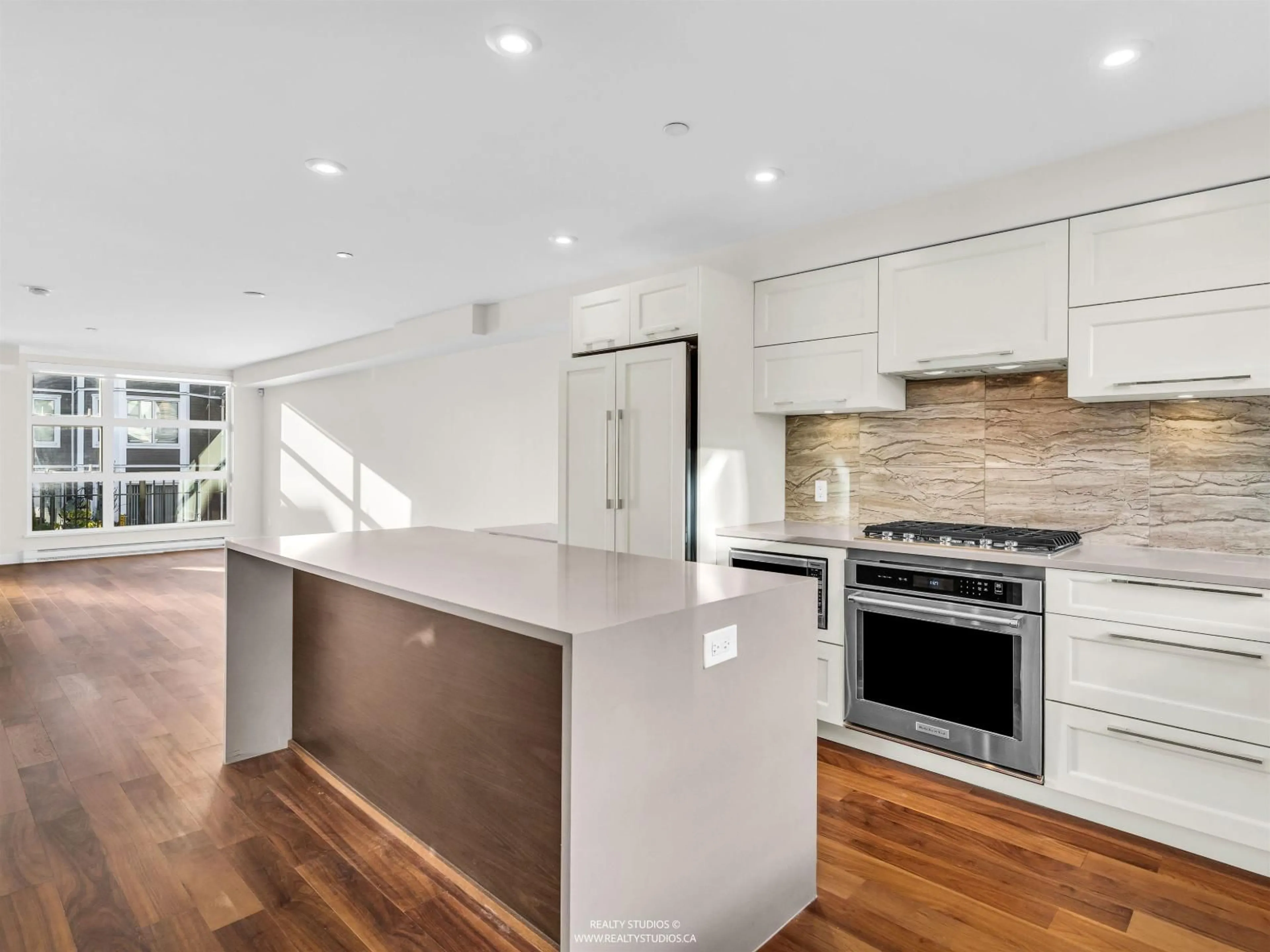 Contemporary kitchen, unknown for 11 - 14820 BUENA VISTA AVENUE, White Rock British Columbia V4B0B3