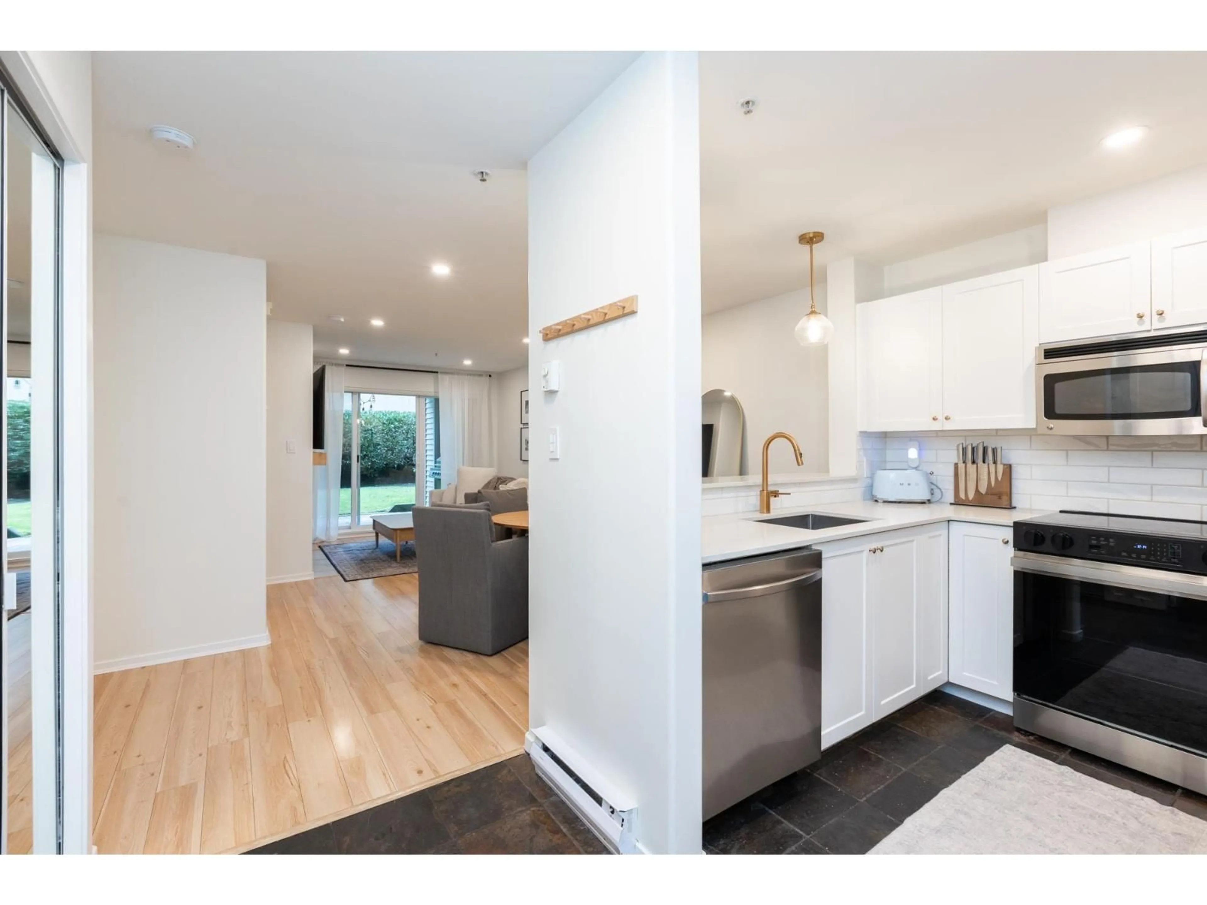 Open concept kitchen, wood/laminate floor for 108 - 22022 49 AVENUE, Langley British Columbia V3A3R9