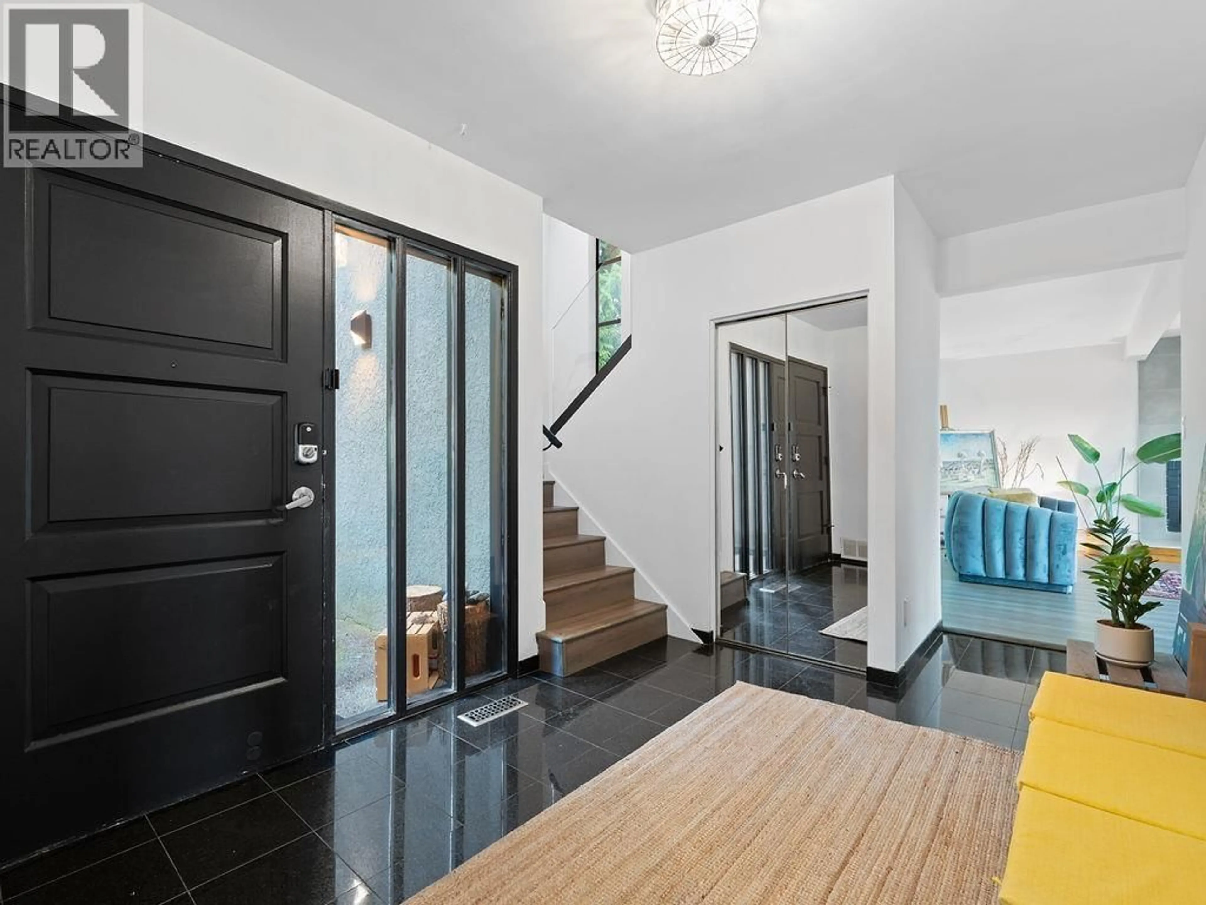 Indoor entryway for 1040 CRESTLINE ROAD, West Vancouver British Columbia V7S2E2