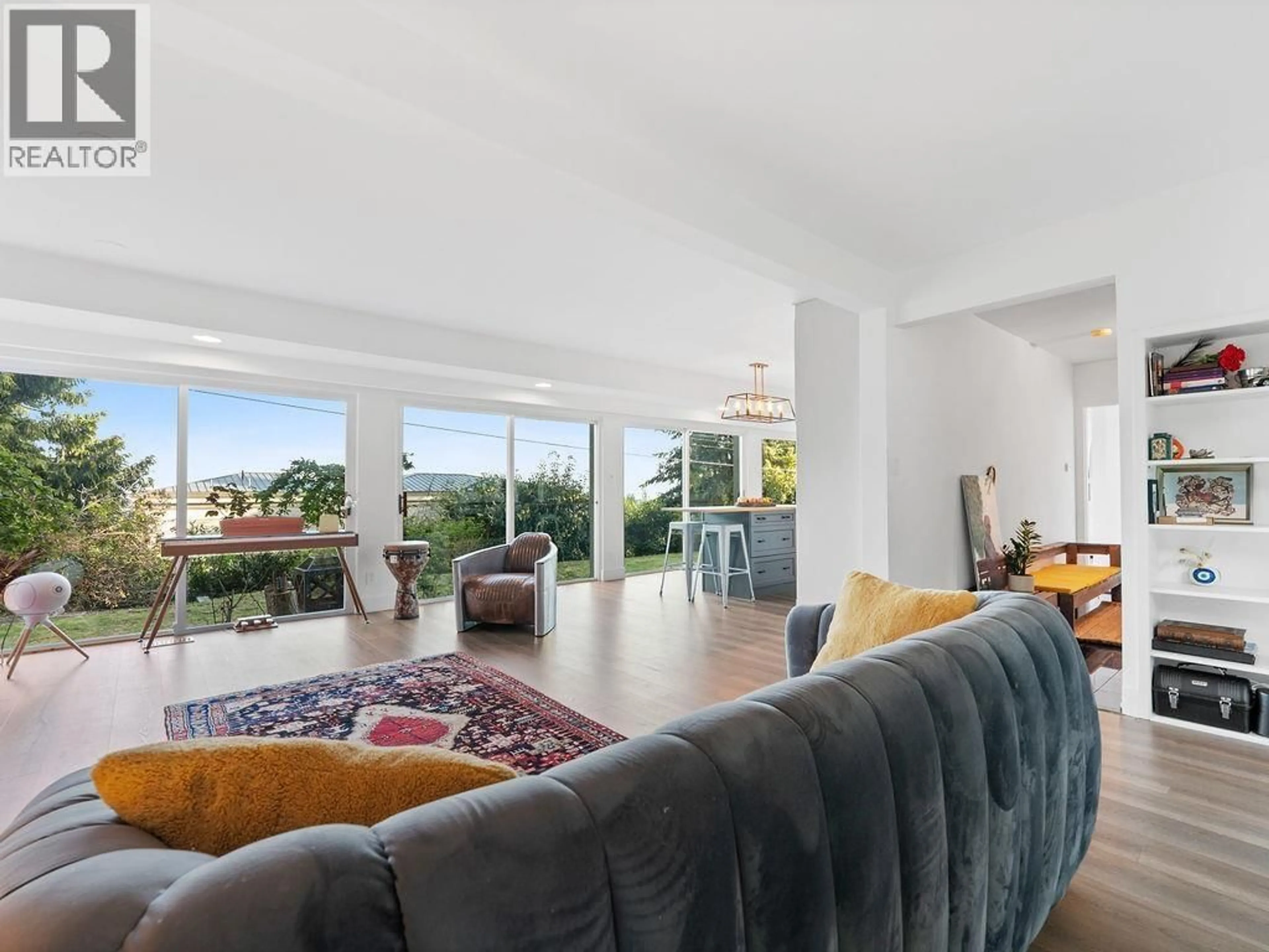 Living room with furniture, unknown for 1040 CRESTLINE ROAD, West Vancouver British Columbia V7S2E2