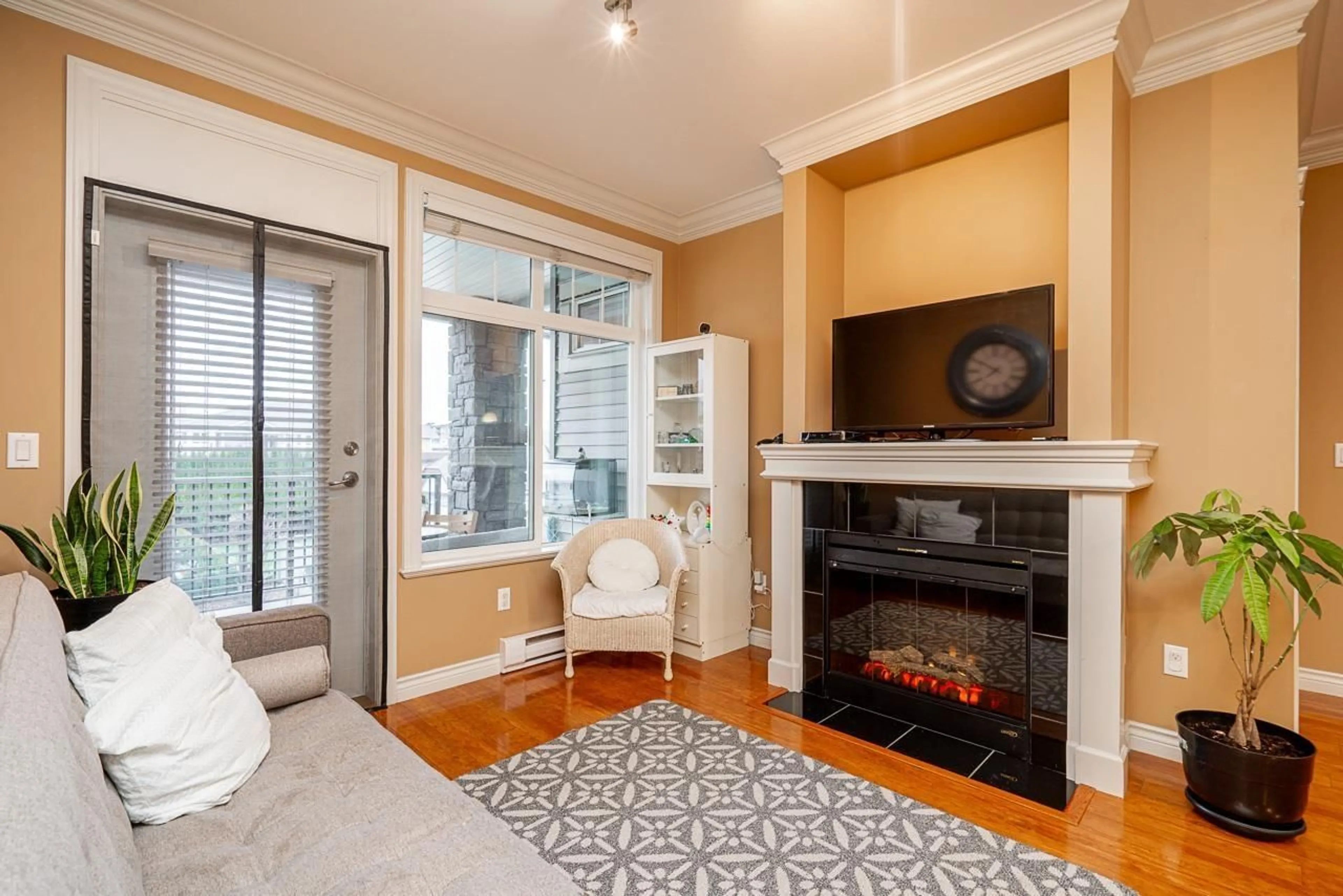 Living room with furniture, unknown for 201 - 9108 MARY STREET, Chilliwack British Columbia V2P4J1