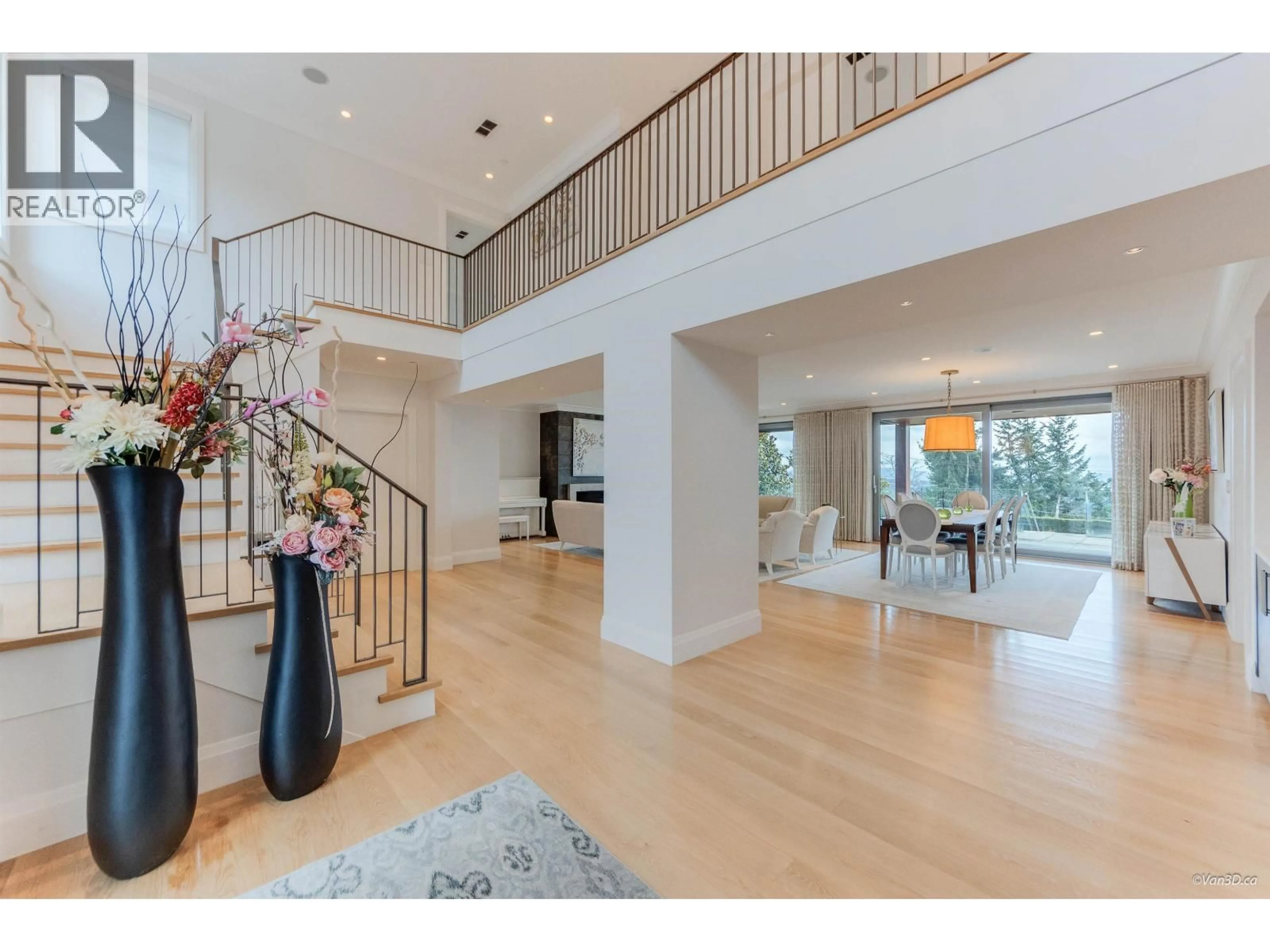 Indoor foyer for 1020 EYREMOUNT DRIVE, West Vancouver British Columbia V7S2B3