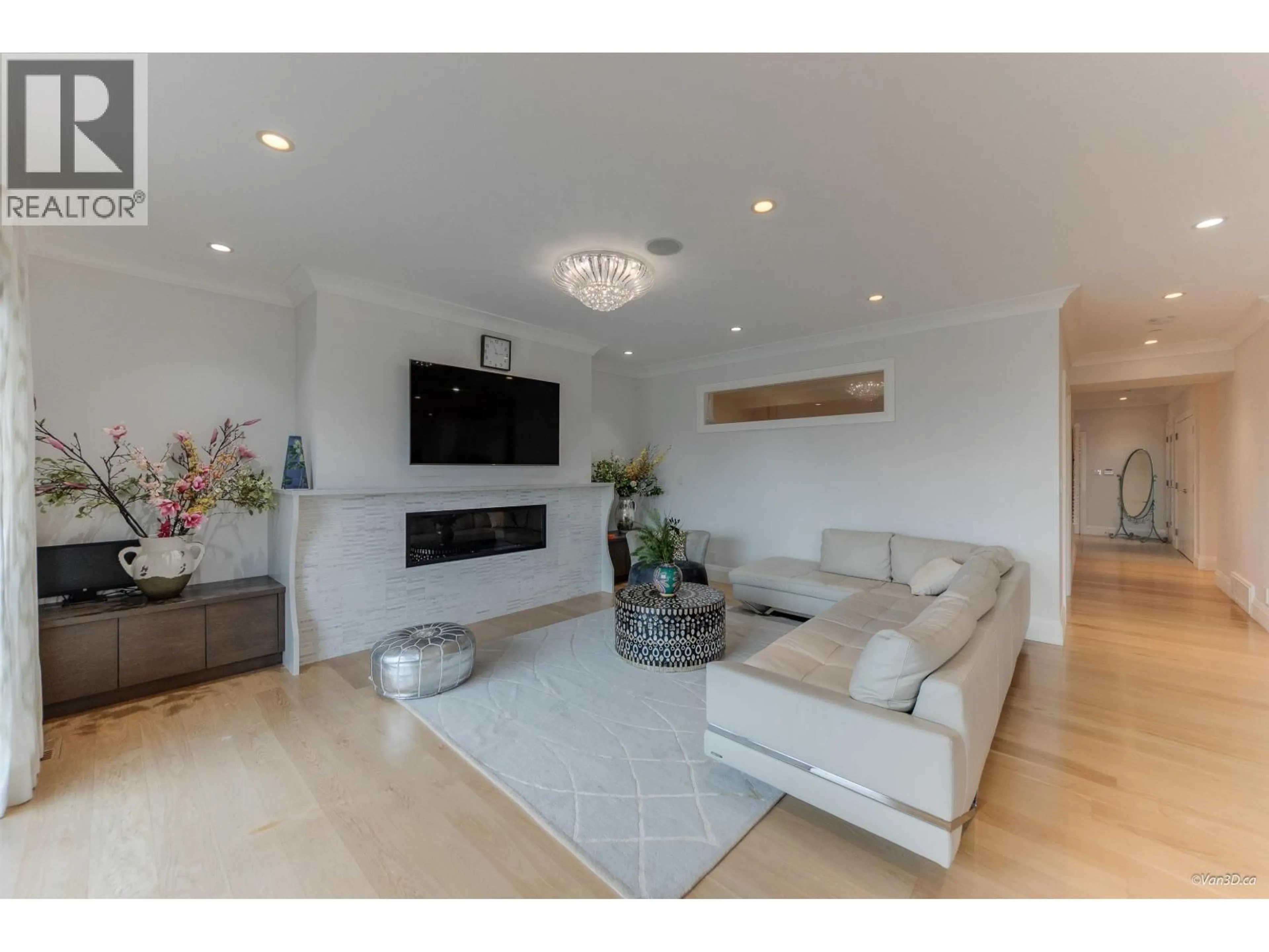 Living room with furniture, wood/laminate floor for 1020 EYREMOUNT DRIVE, West Vancouver British Columbia V7S2B3