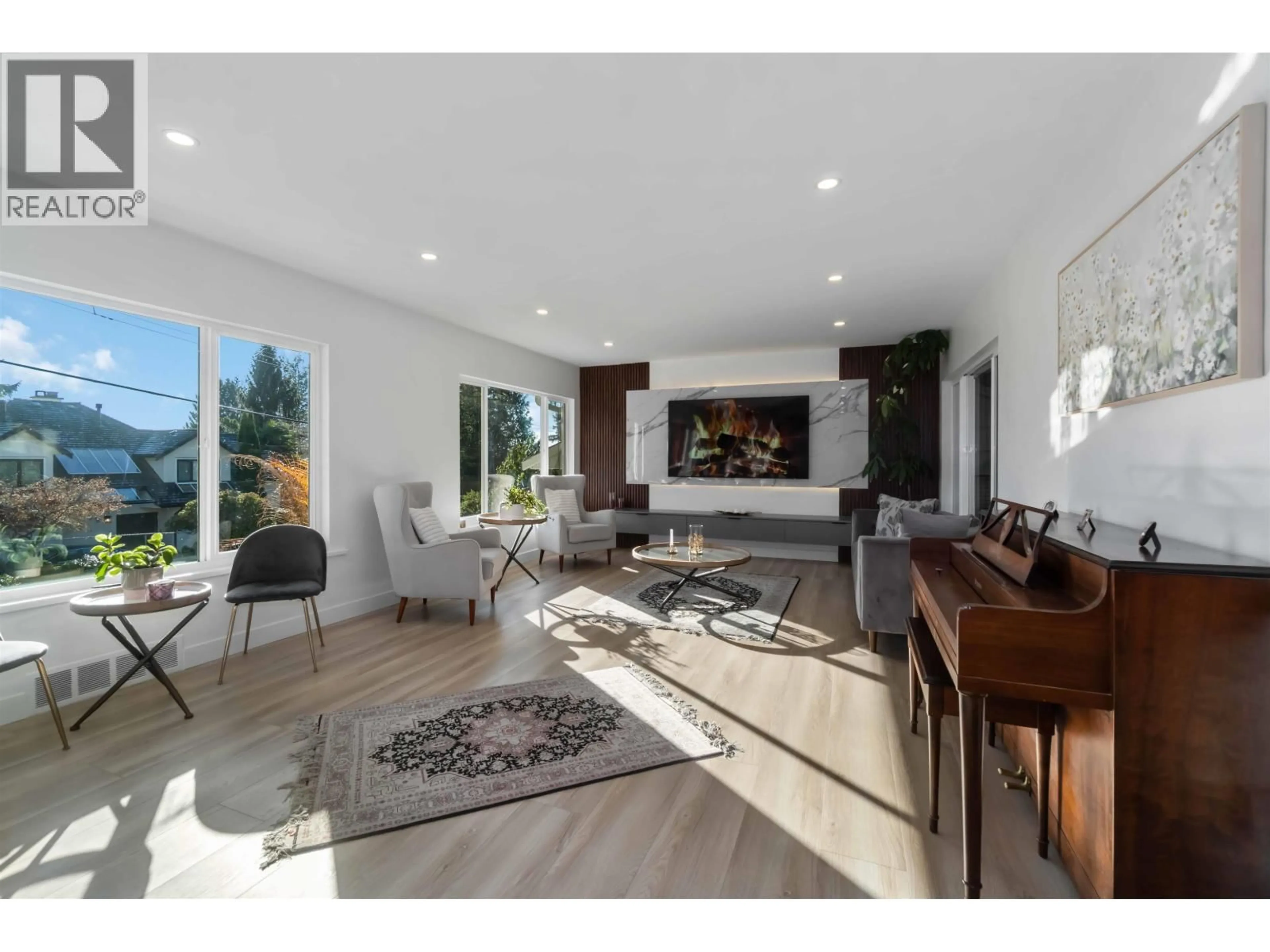 Living room with furniture, unknown for 3837 SUNNYCREST DRIVE, North Vancouver British Columbia V7R3C5