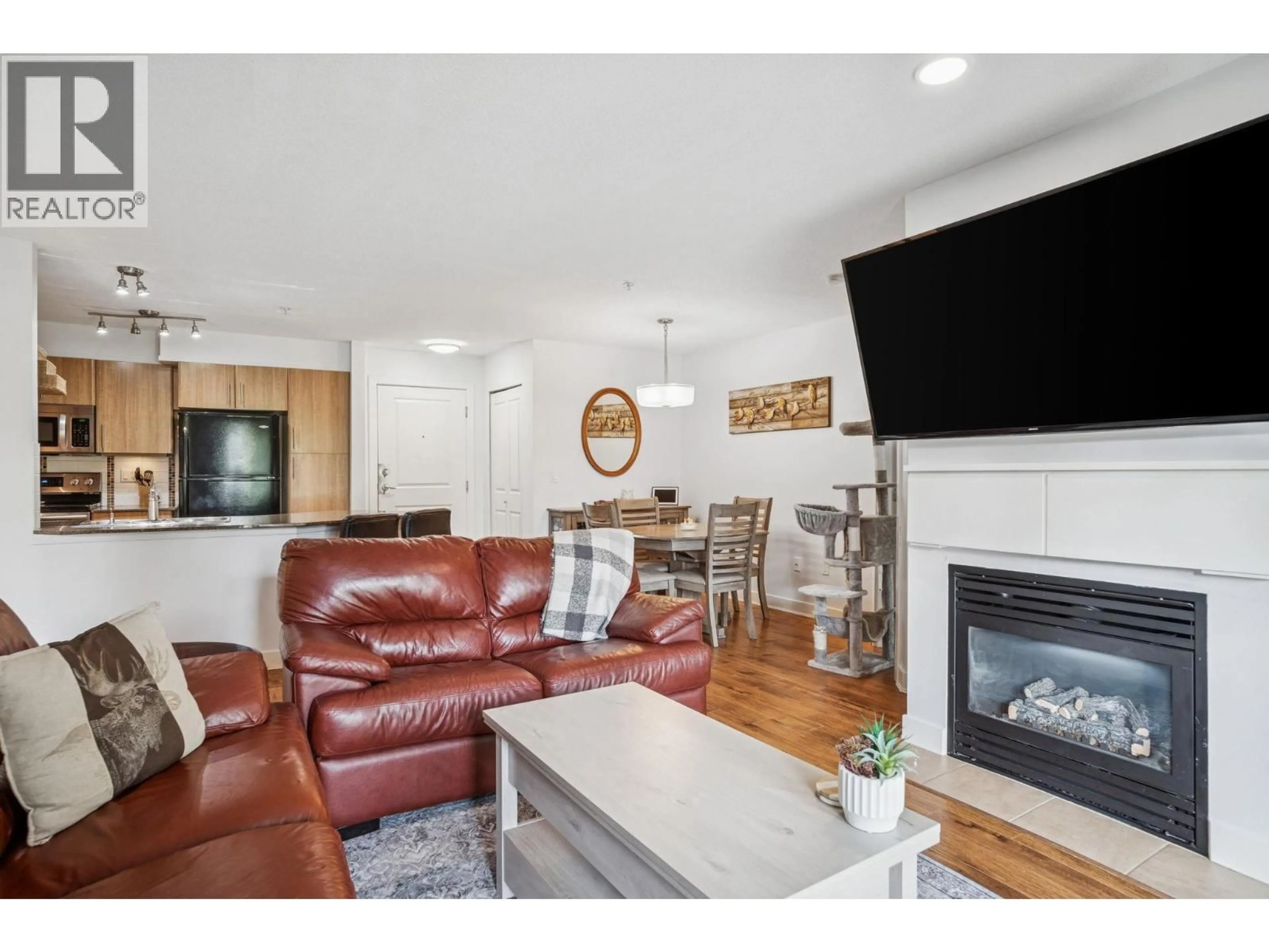 Living room with furniture, wood/laminate floor for 305 - 12020 207A STREET, Maple Ridge British Columbia V2X8V2