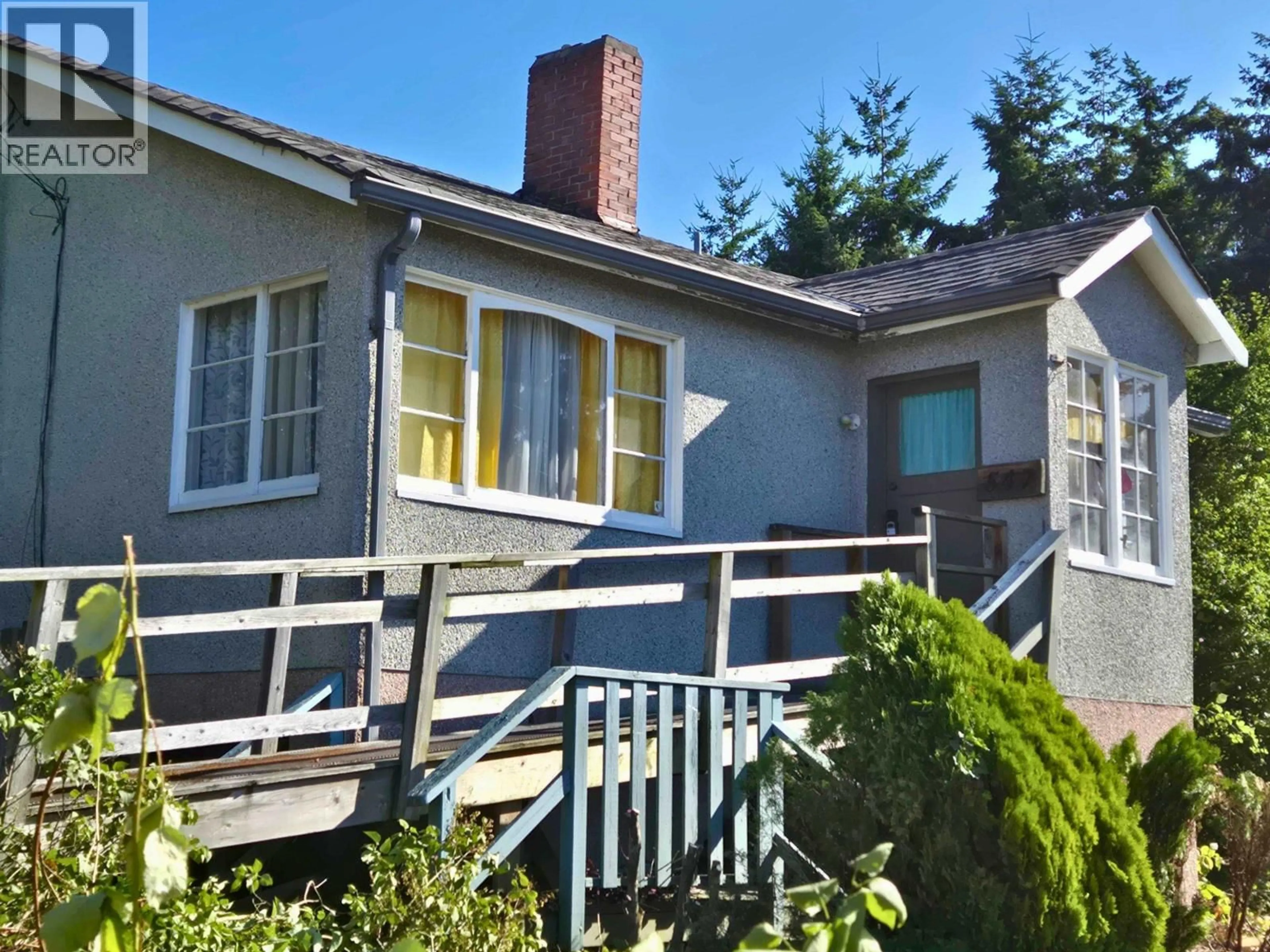 Home with vinyl exterior material, street for 547 FLETCHER ROAD, Gibsons British Columbia V0N1V0