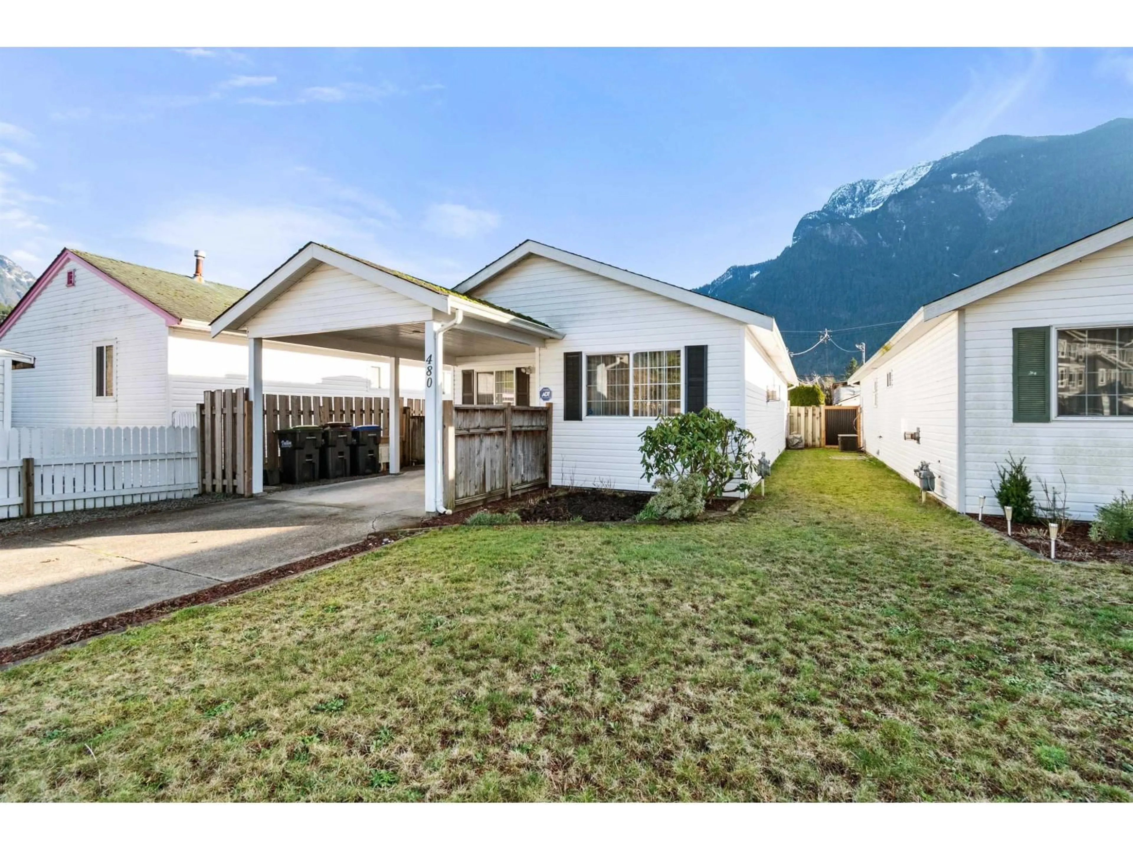 Home with vinyl exterior material, mountain view for 480 COQUIHALLA STREET, Hope British Columbia V0X1L0