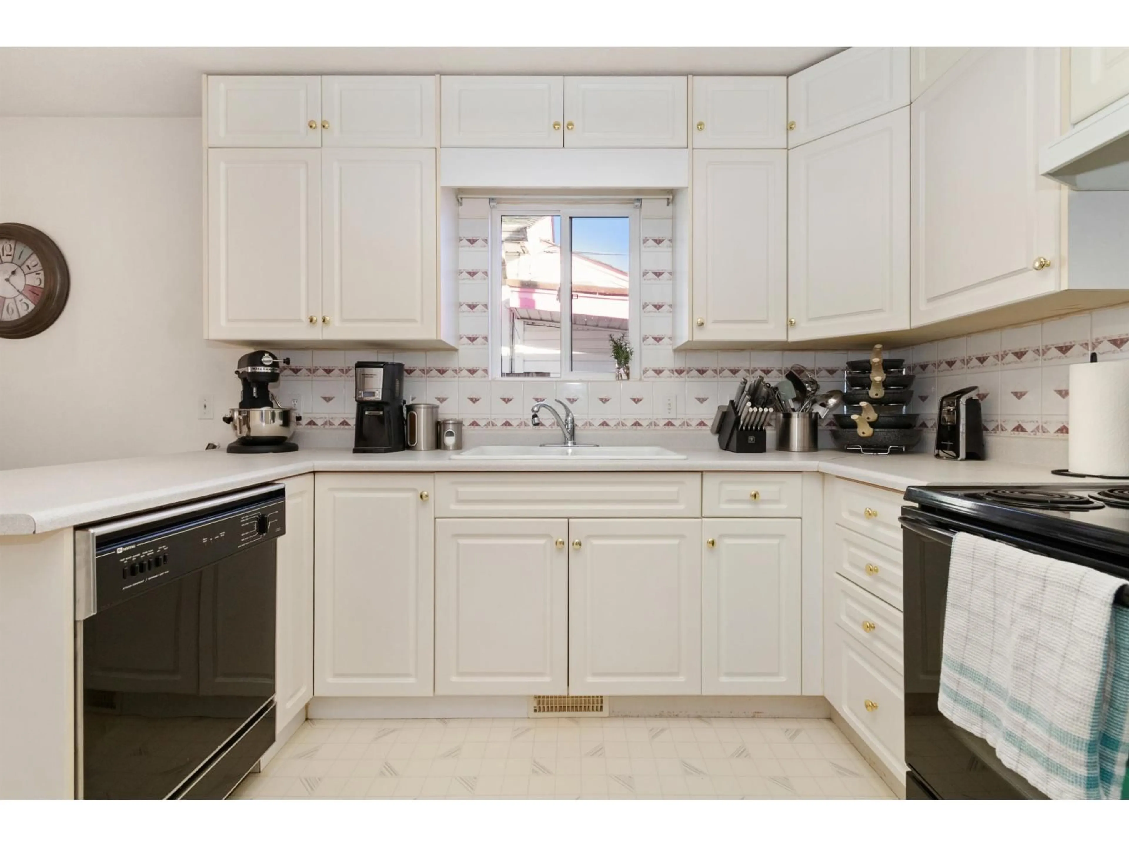 Standard kitchen, ceramic/tile floor for 480 COQUIHALLA STREET, Hope British Columbia V0X1L0