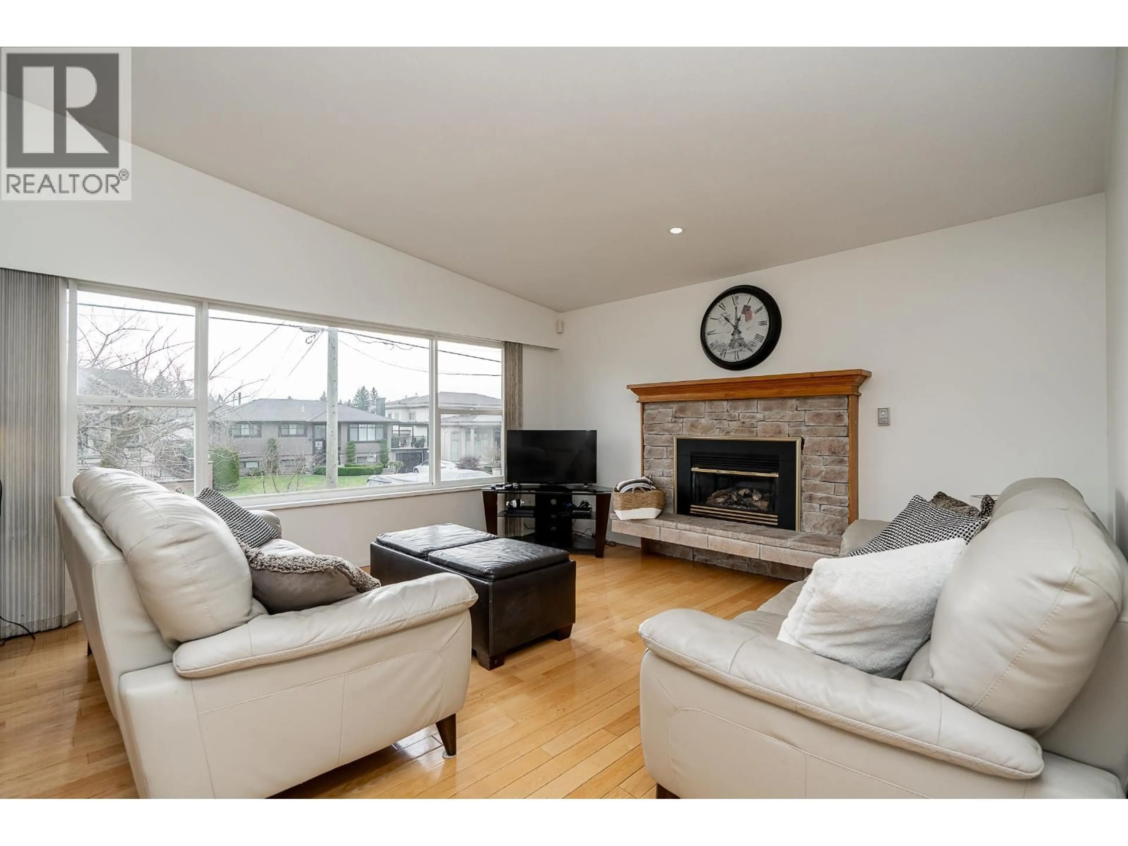 Living room with furniture, wood/laminate floor for 1415 CORNELL AVENUE, Coquitlam British Columbia V3J2Z8