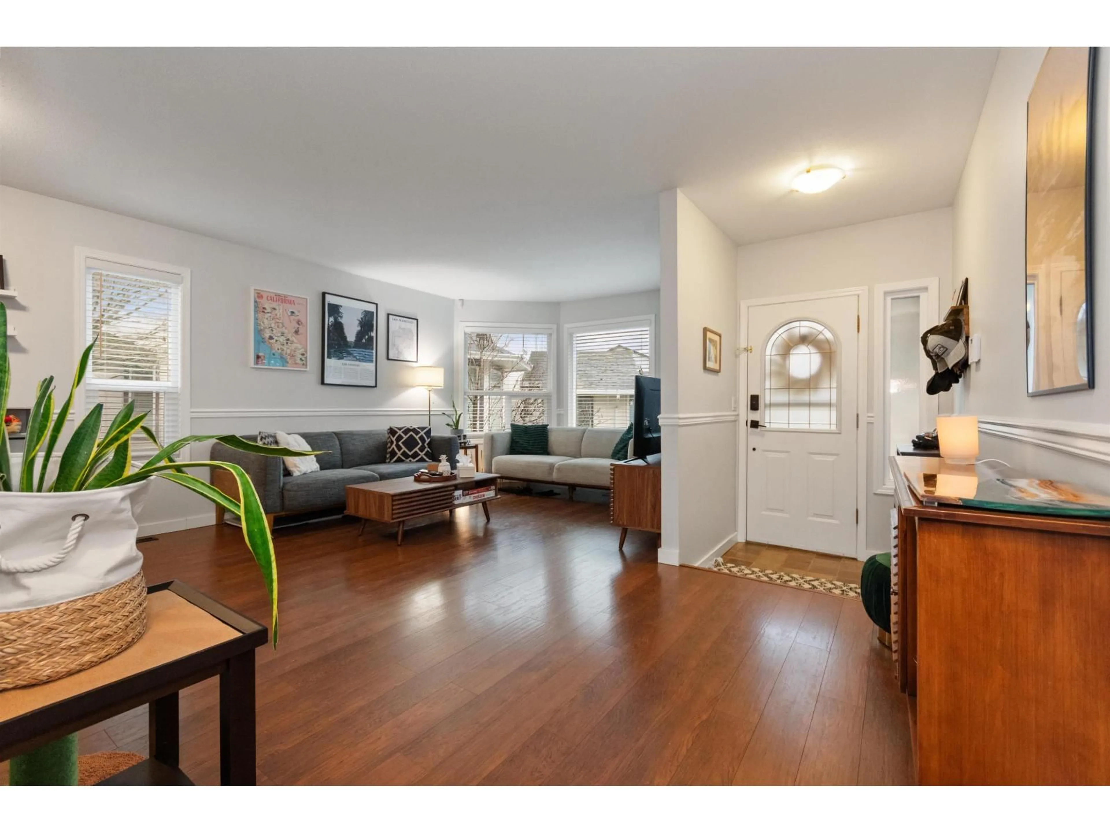 Living room with furniture, wood/laminate floor for 5848 GLENDALE DRIVE, Chilliwack British Columbia V2R2Y5