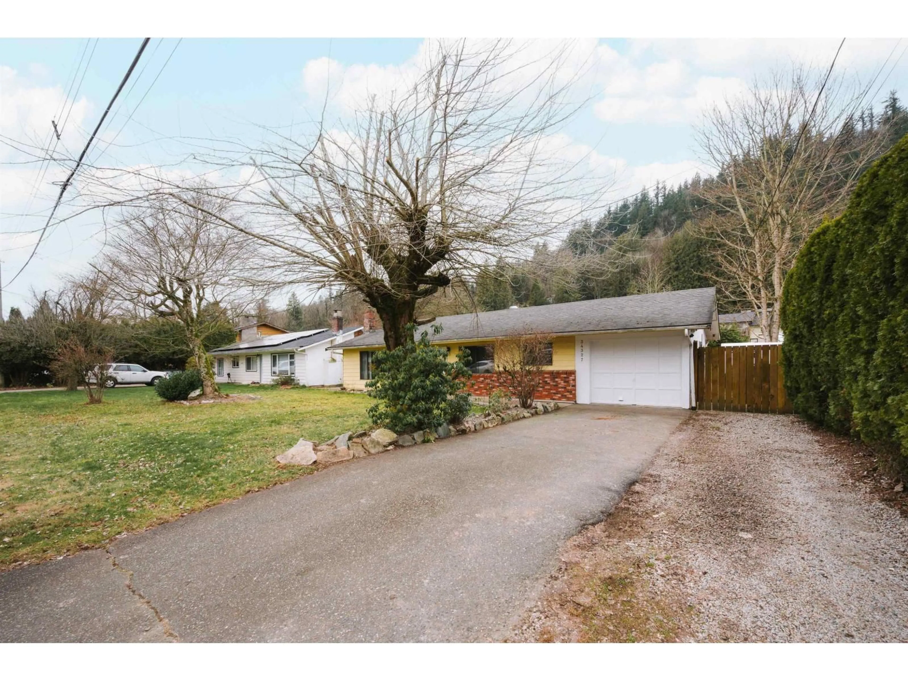 A pic from outside/outdoor area/front of a property/back of a property/a pic from drone, street for 34327 CATCHPOLE AVENUE, Mission British Columbia V2V6P2