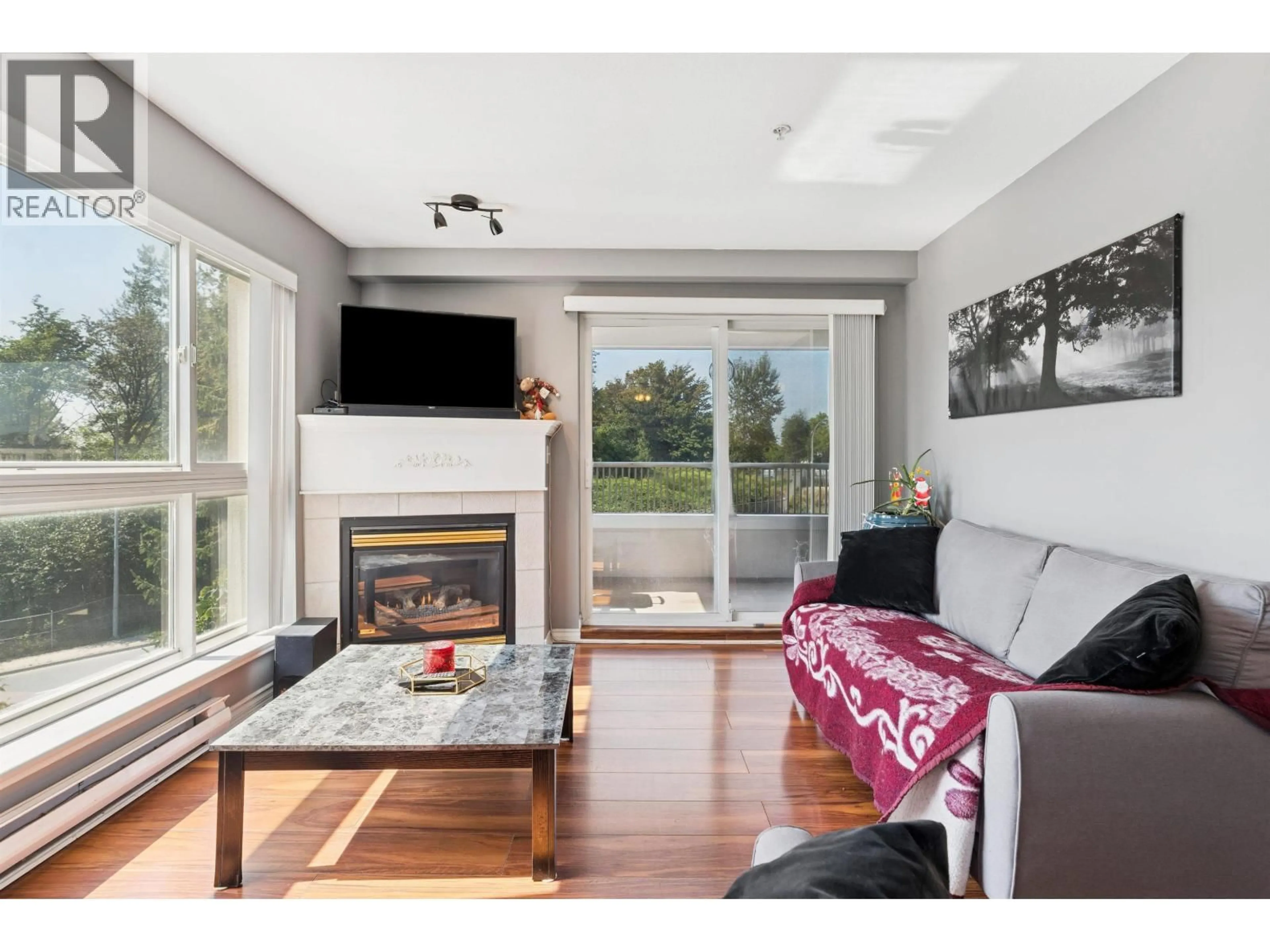 Living room with furniture, wood/laminate floor for 405 - 22230 NORTH AVENUE, Maple Ridge British Columbia V2X2L5