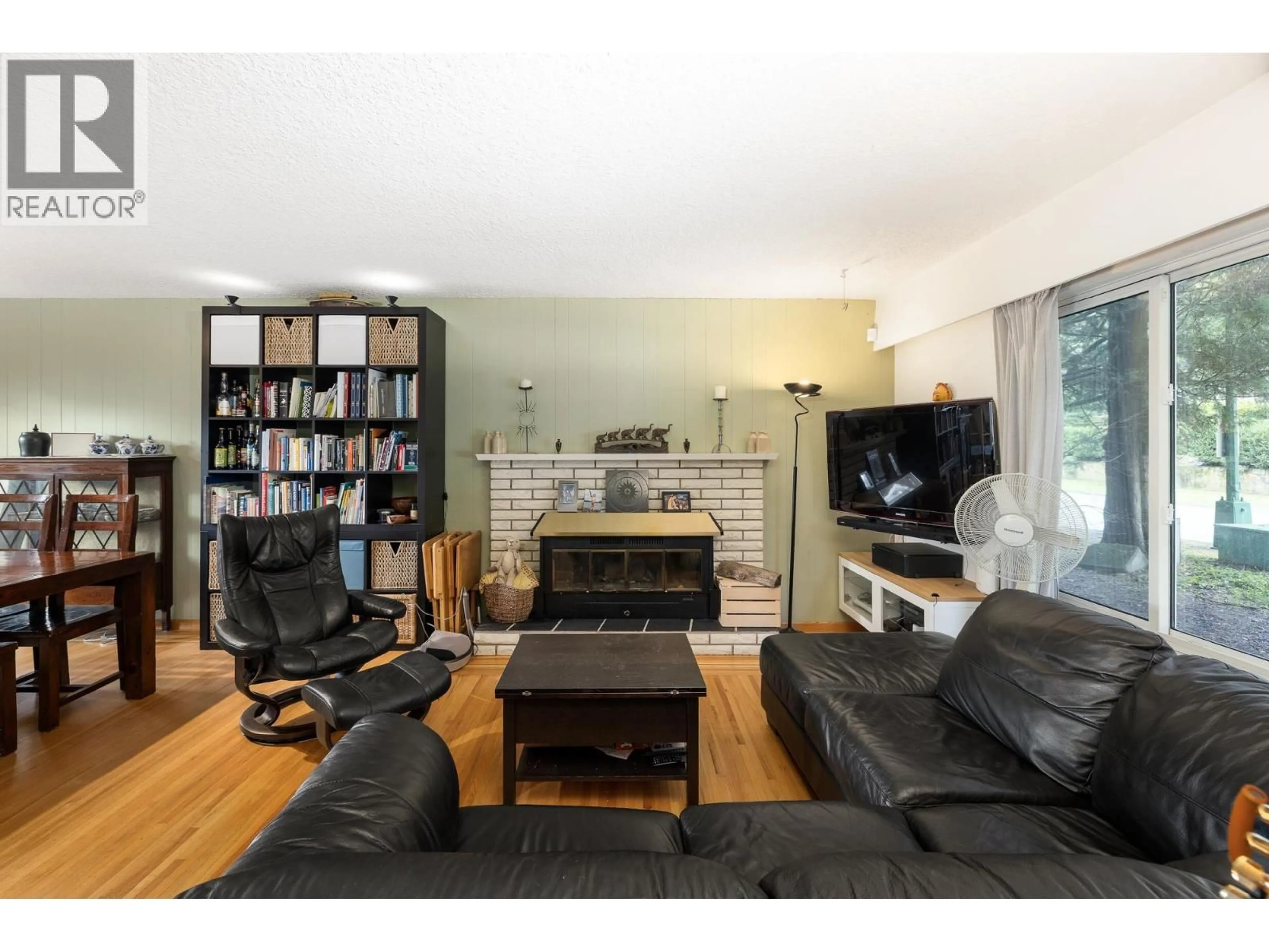 Living room with furniture, wood/laminate floor for 2041 TOMPKINS CRESCENT, North Vancouver British Columbia V7H2C9