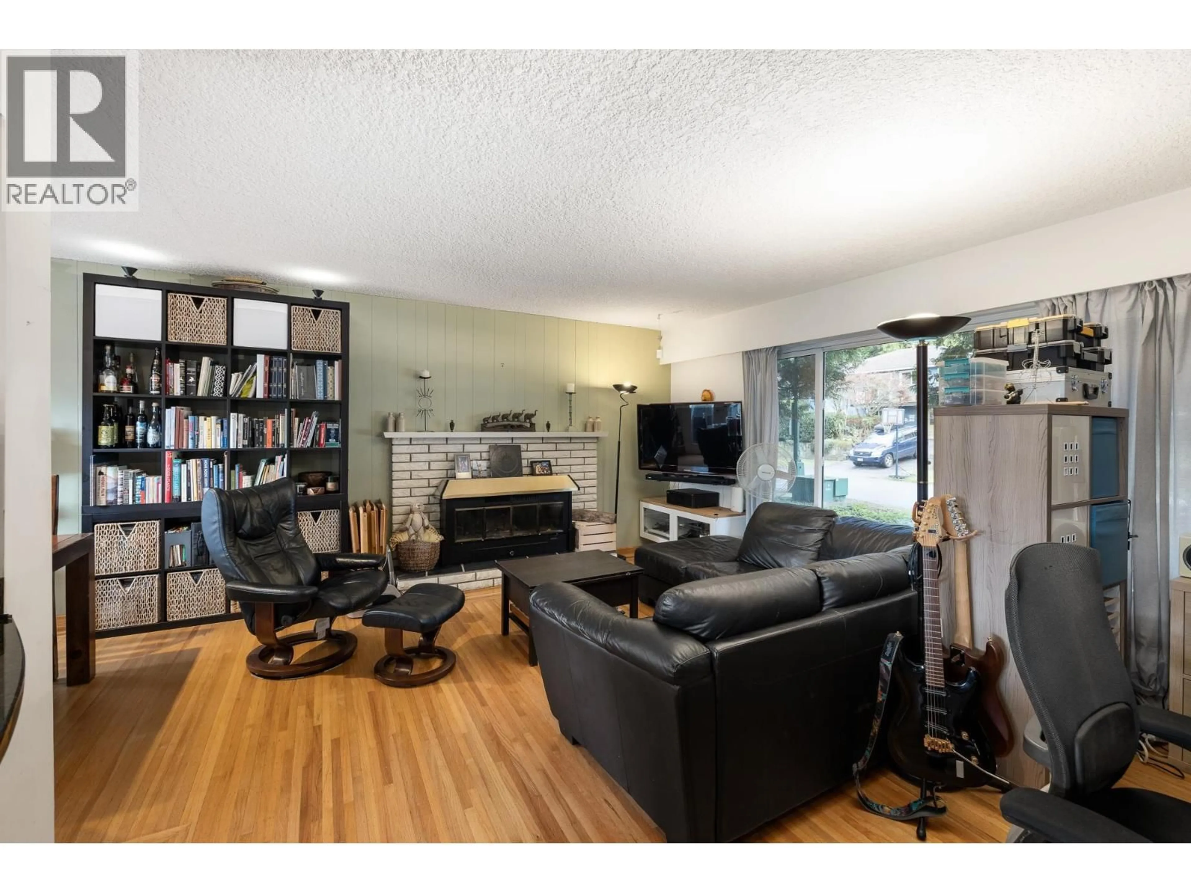 Living room with furniture, wood/laminate floor for 2041 TOMPKINS CRESCENT, North Vancouver British Columbia V7H2C9