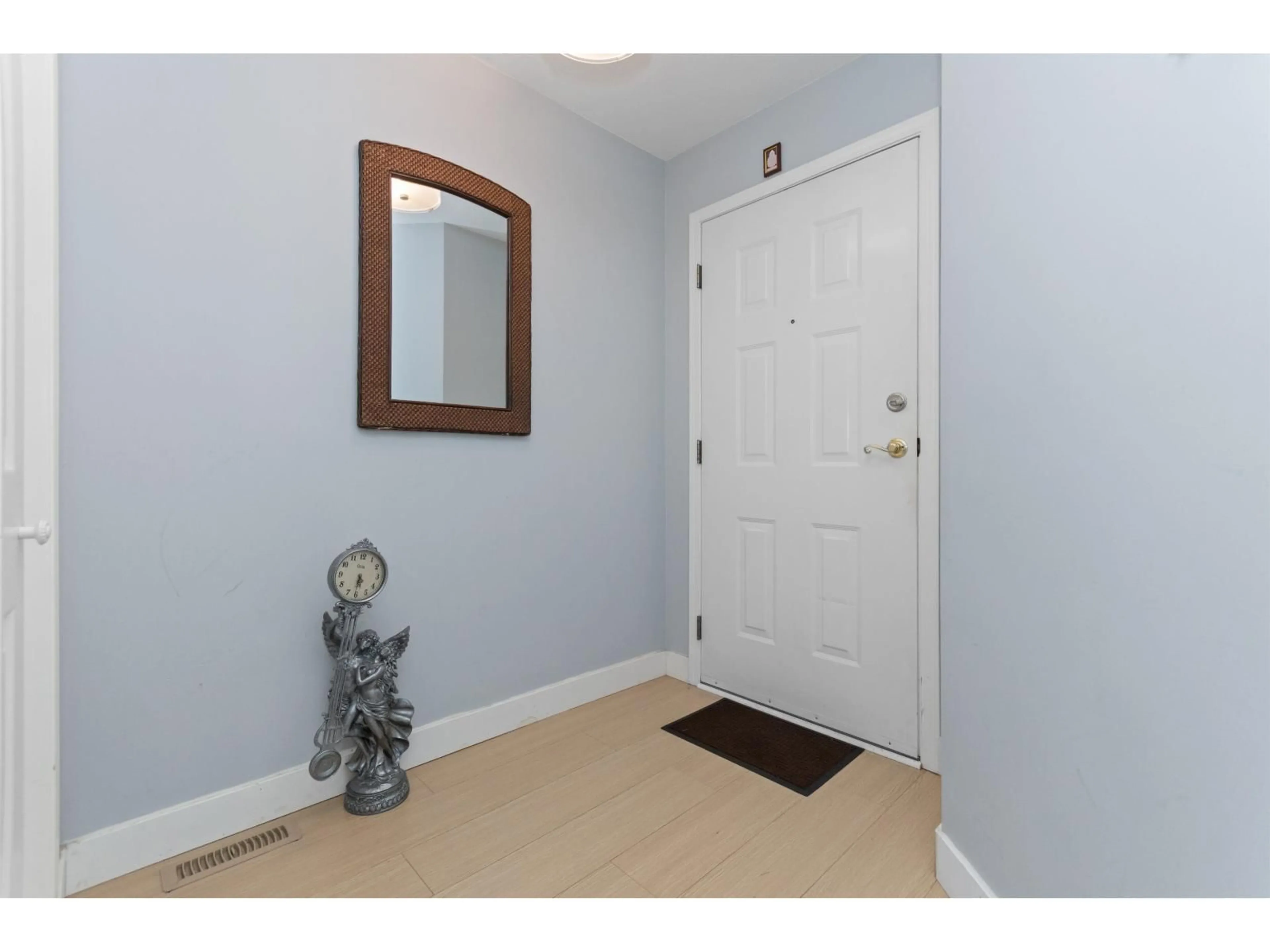 Indoor entryway for 122 - 5765 VEDDER ROAD, Chilliwack British Columbia V2R1C3