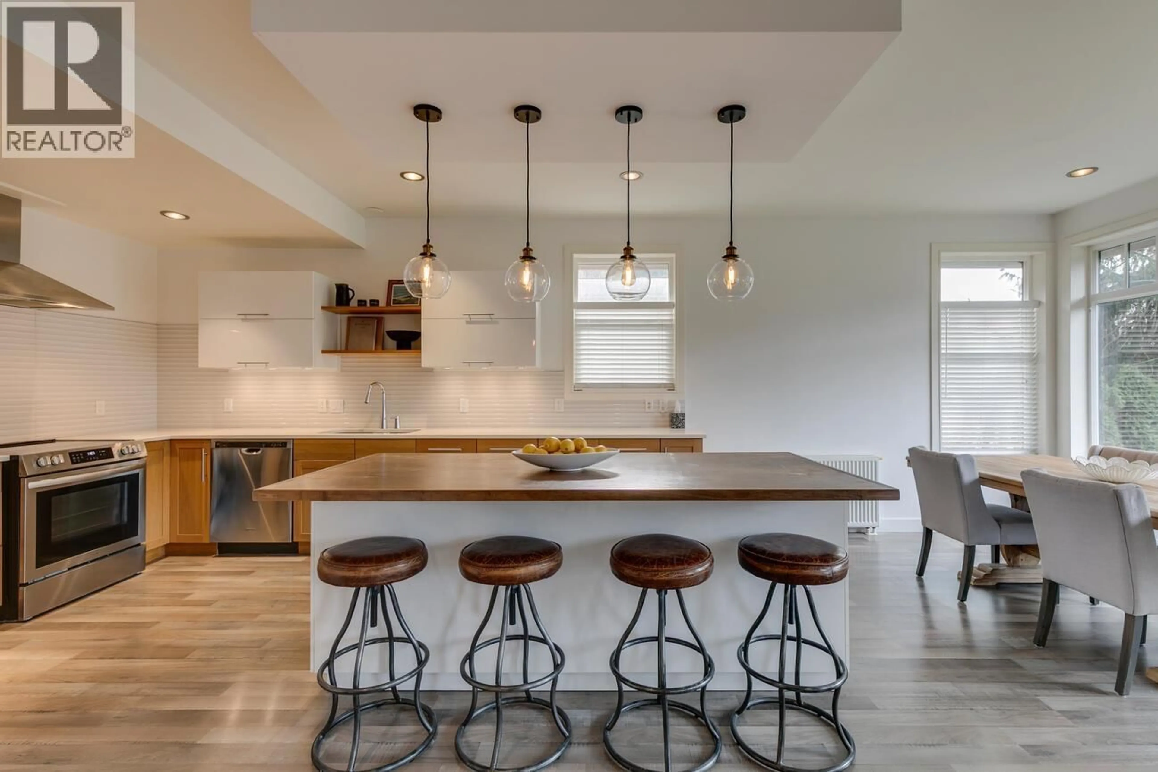 Contemporary kitchen, ceramic/tile floor for 828 BRITANNIA WAY, Squamish British Columbia V0N1J0