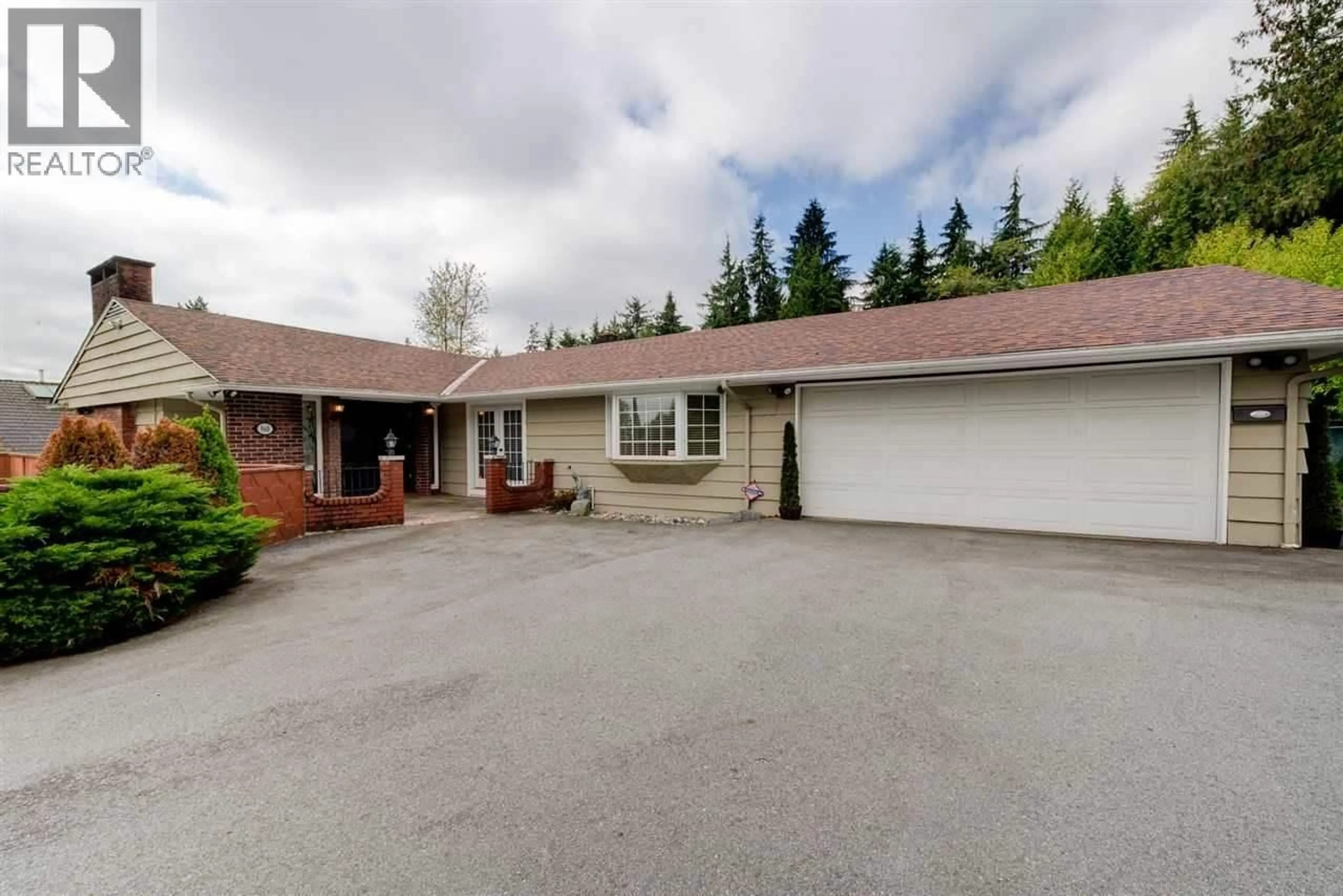 A pic from outside/outdoor area/front of a property/back of a property/a pic from drone, street for 960 PYRFORD ROAD, West Vancouver British Columbia V7S2A1