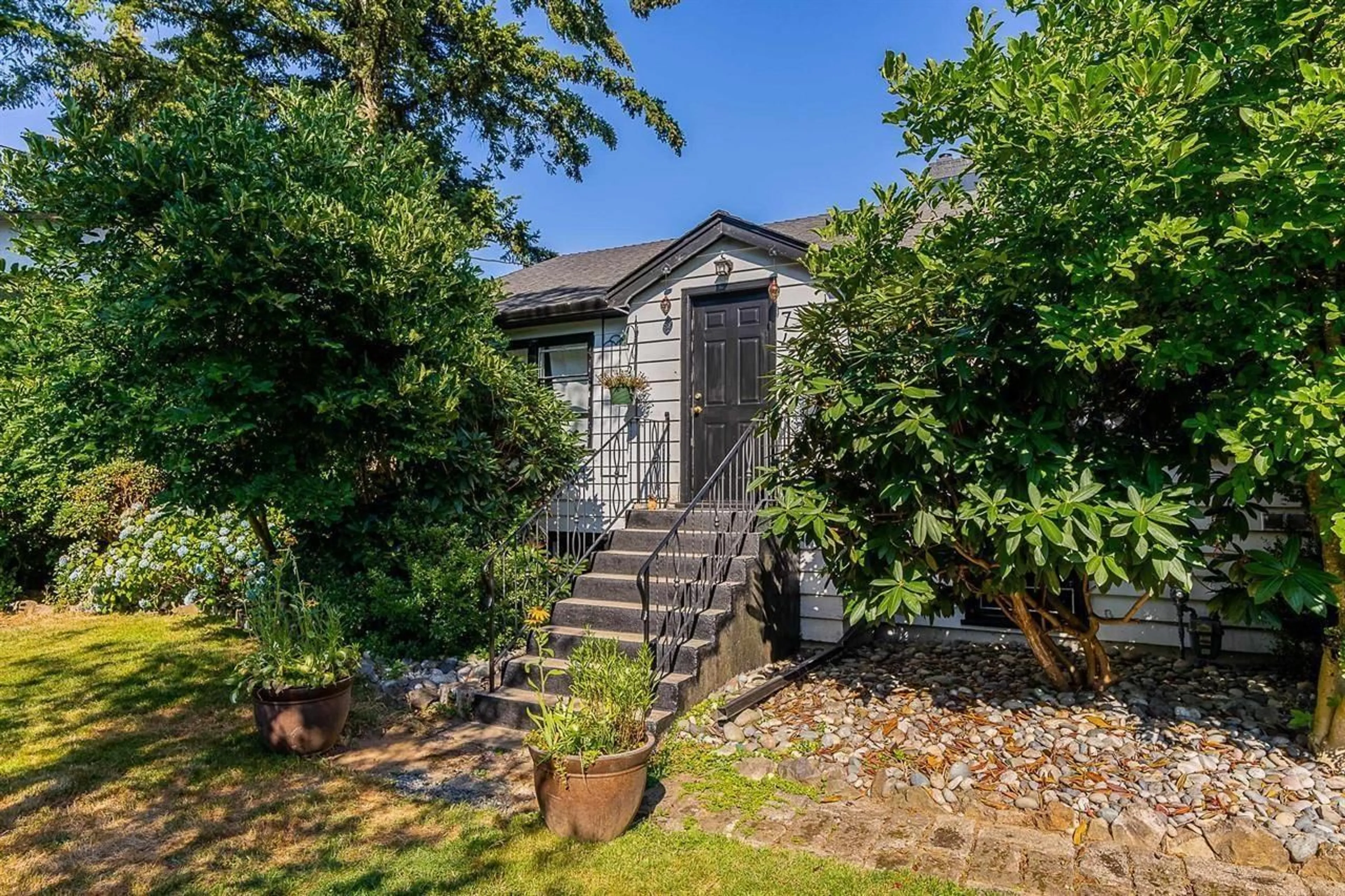 A pic from outside/outdoor area/front of a property/back of a property/a pic from drone, street for 7428 HURD STREET, Mission British Columbia V2V3H9