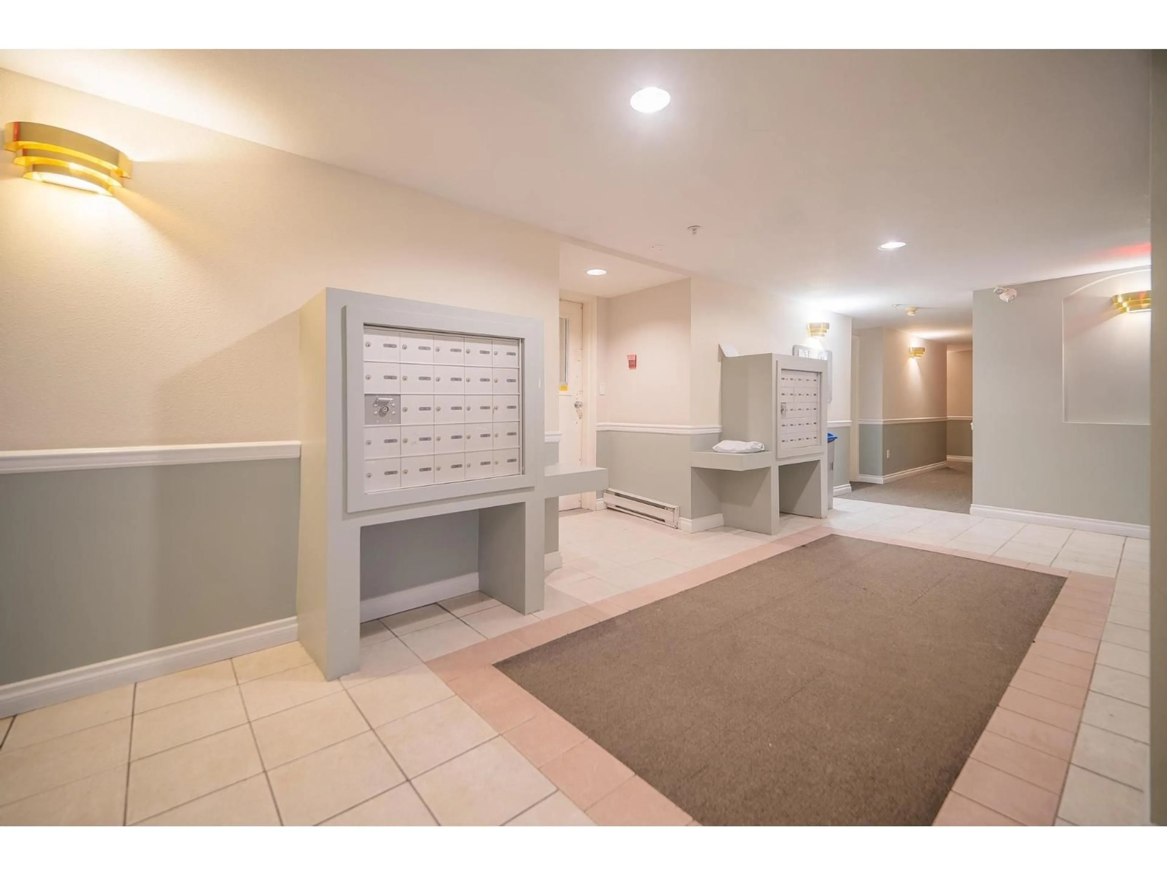 Indoor foyer for 111 - 14355 103 AVENUE, Surrey British Columbia V3T5V5