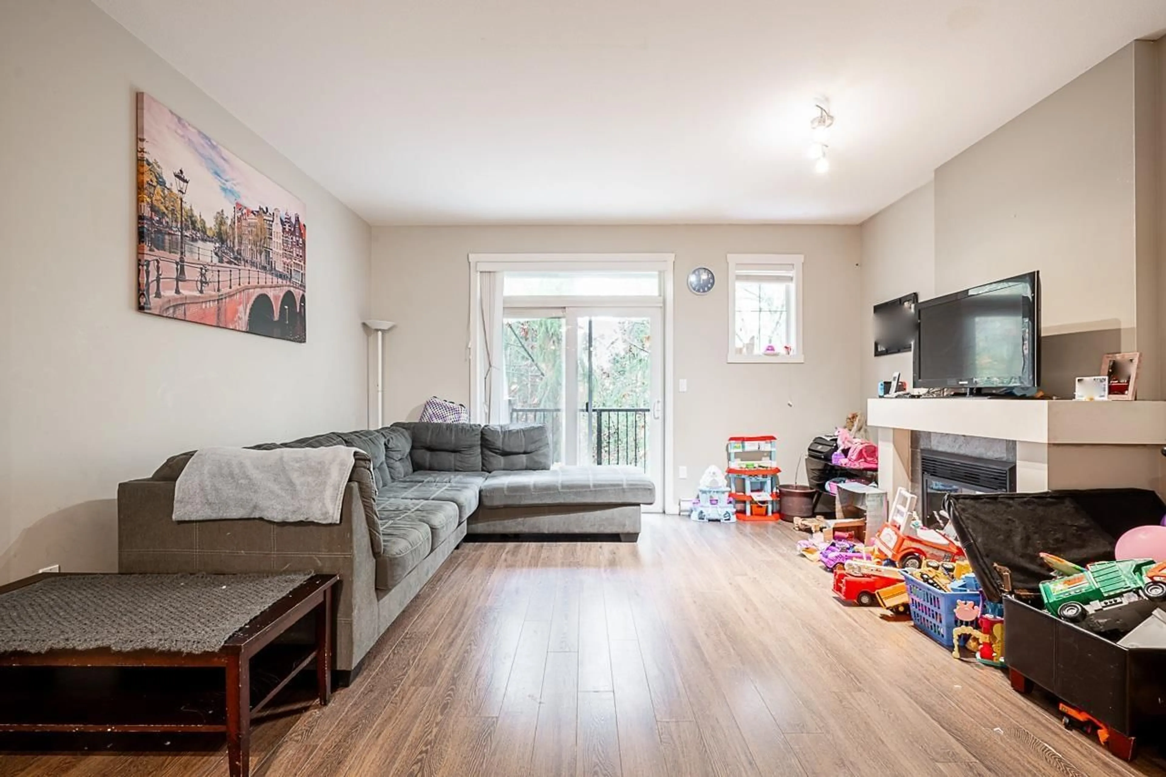 Living room with furniture, wood/laminate floor for 29 - 6123 138 STREET, Surrey British Columbia V3X1E8