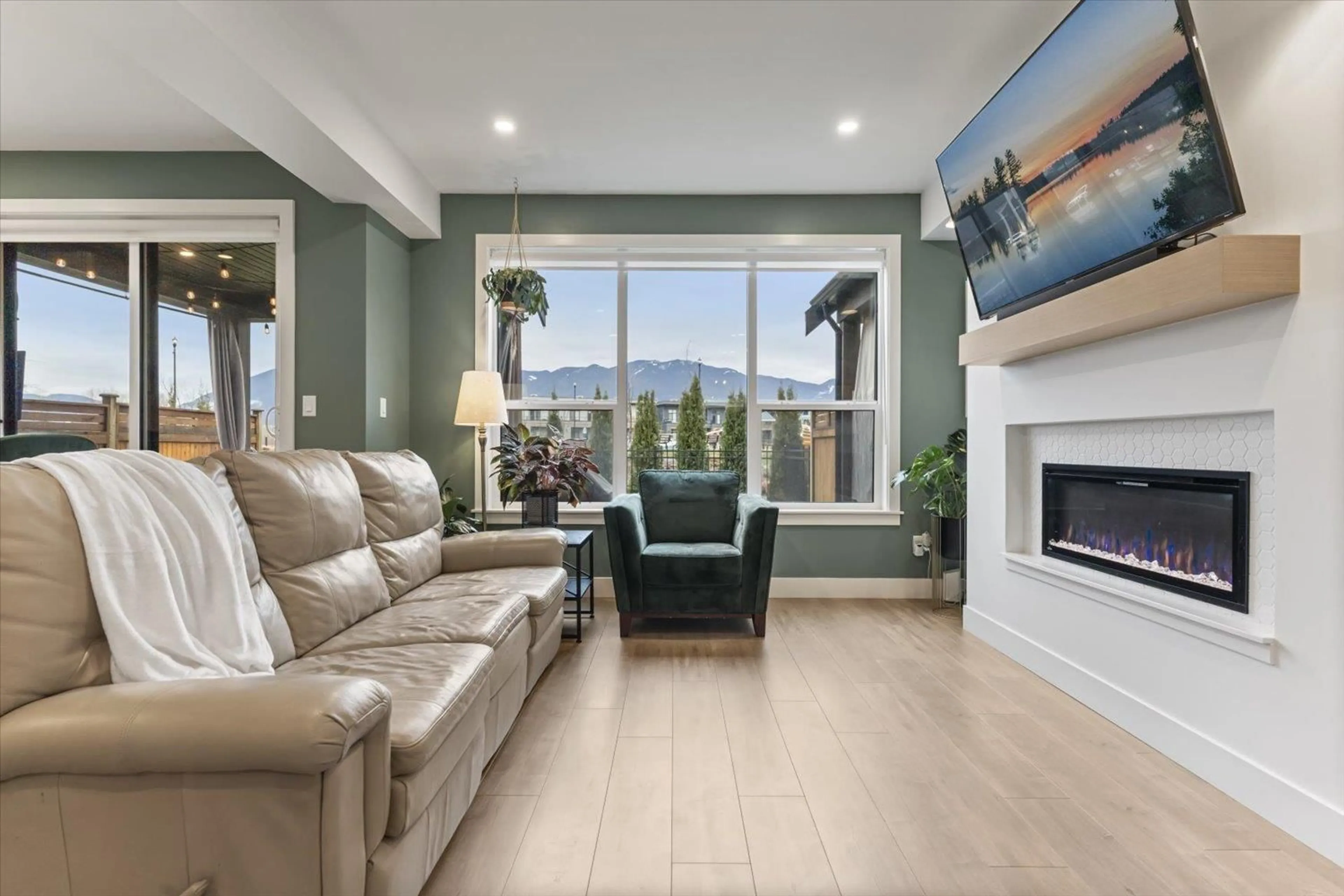 Living room with furniture, ceramic/tile floor for 45378 WILLOWSTREAM ROAD, Chilliwack British Columbia V2R0B9