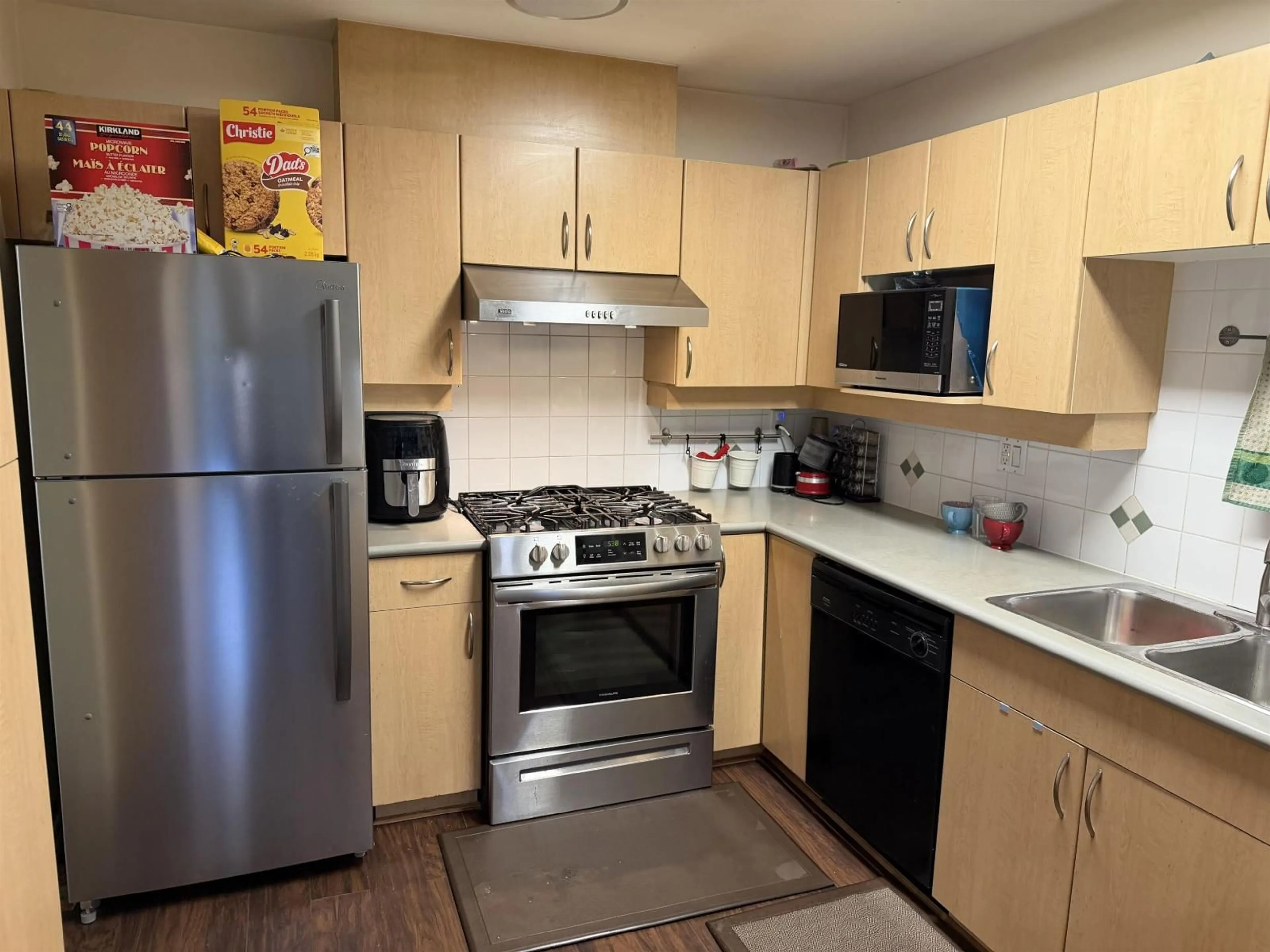 Standard kitchen, unknown for 32 - 13918 58 AVENUE, Surrey British Columbia V3X3N8