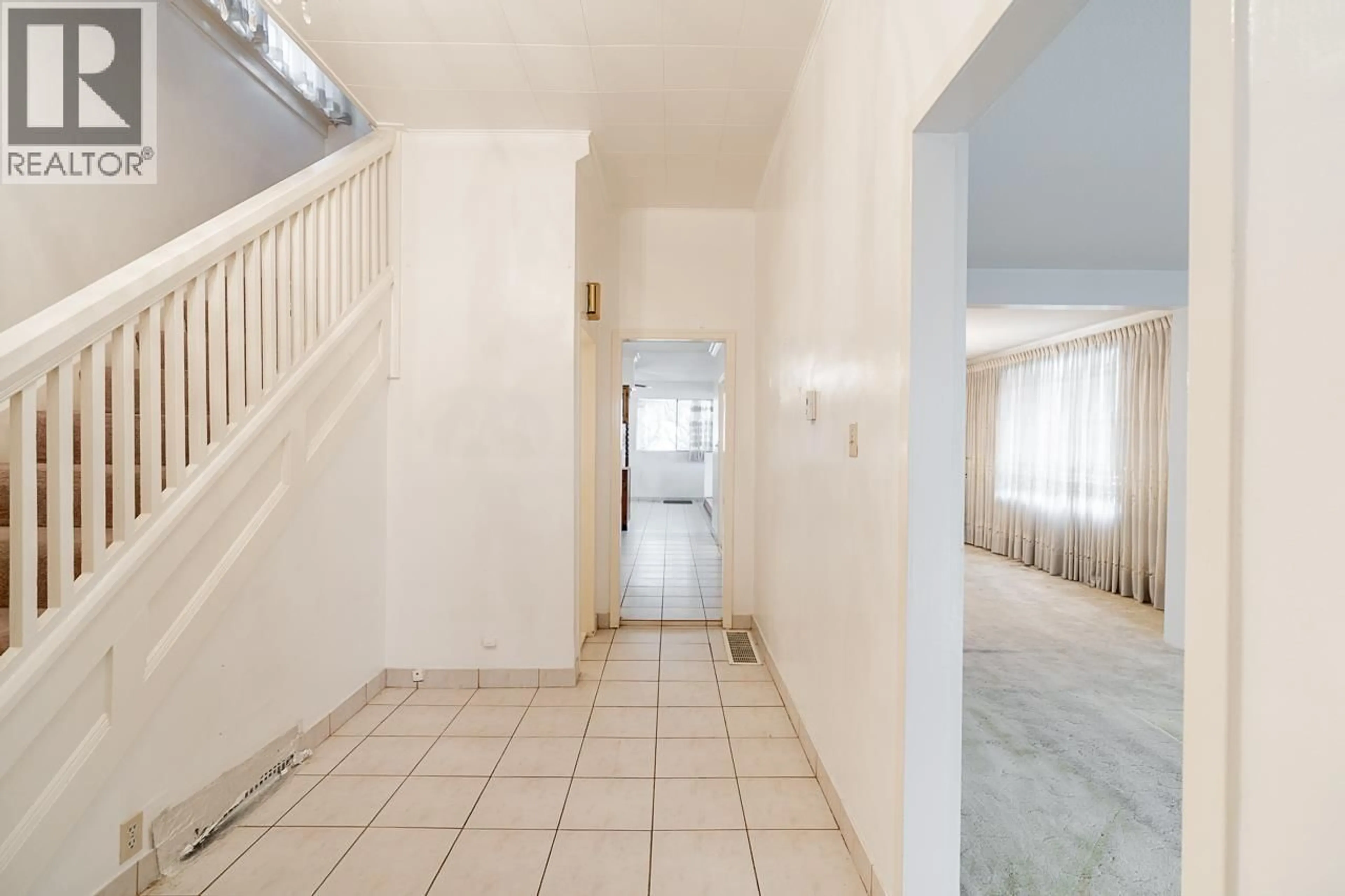 Indoor foyer for 2604 19TH AVENUE, Vancouver British Columbia V5M2S4