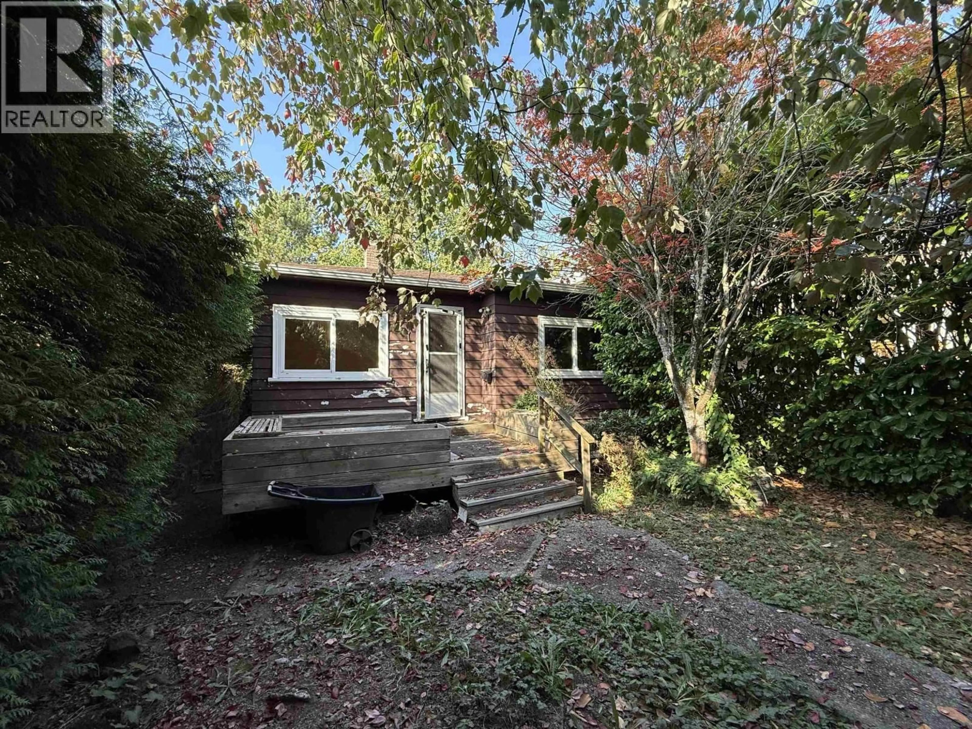 A pic from outside/outdoor area/front of a property/back of a property/a pic from drone, forest/trees view for 467 43RD AVENUE, Vancouver British Columbia V5W1T5