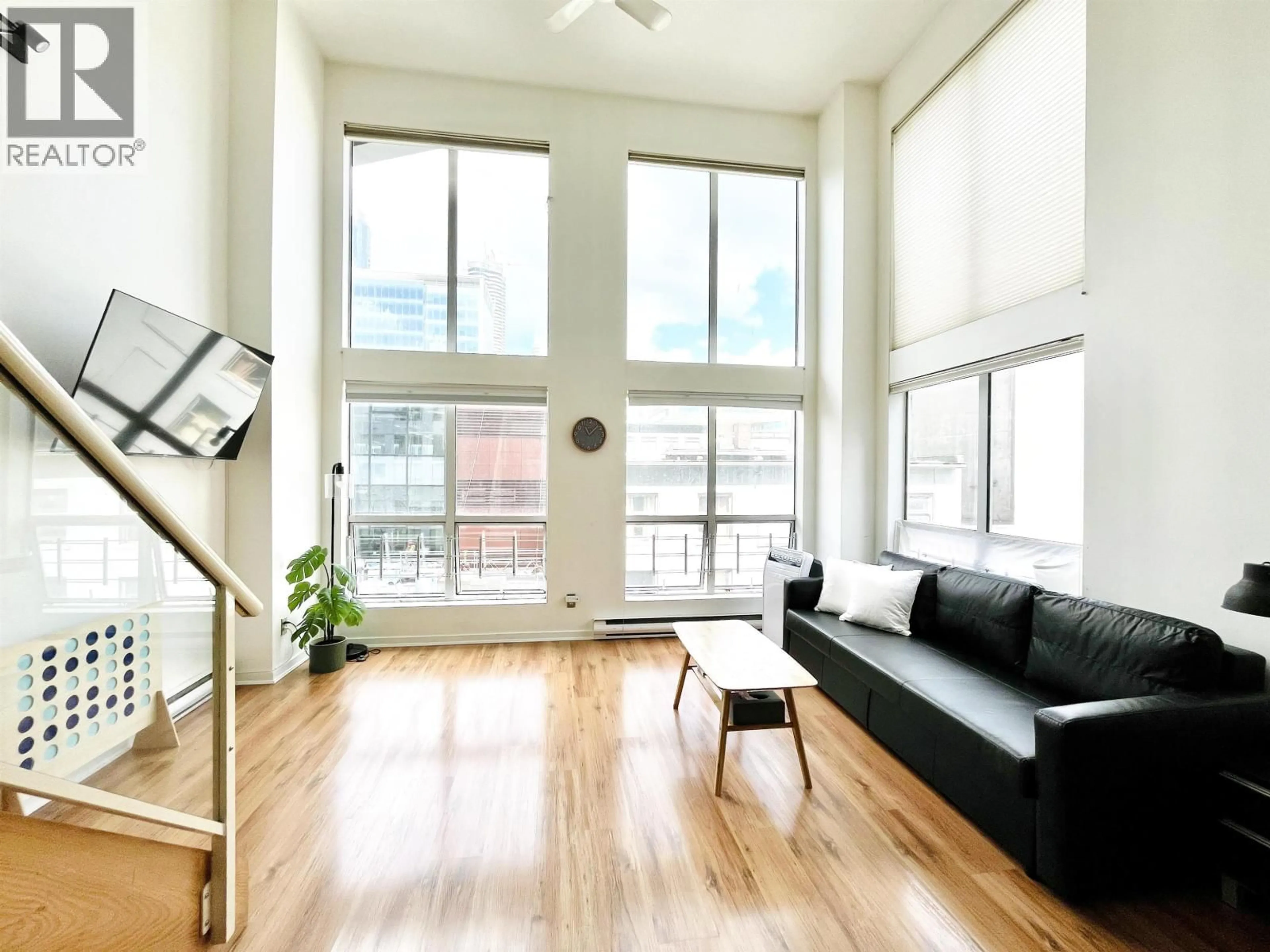 Living room with furniture, wood/laminate floor for 403 - 933 SEYMOUR STREET, Vancouver British Columbia V6B6L6