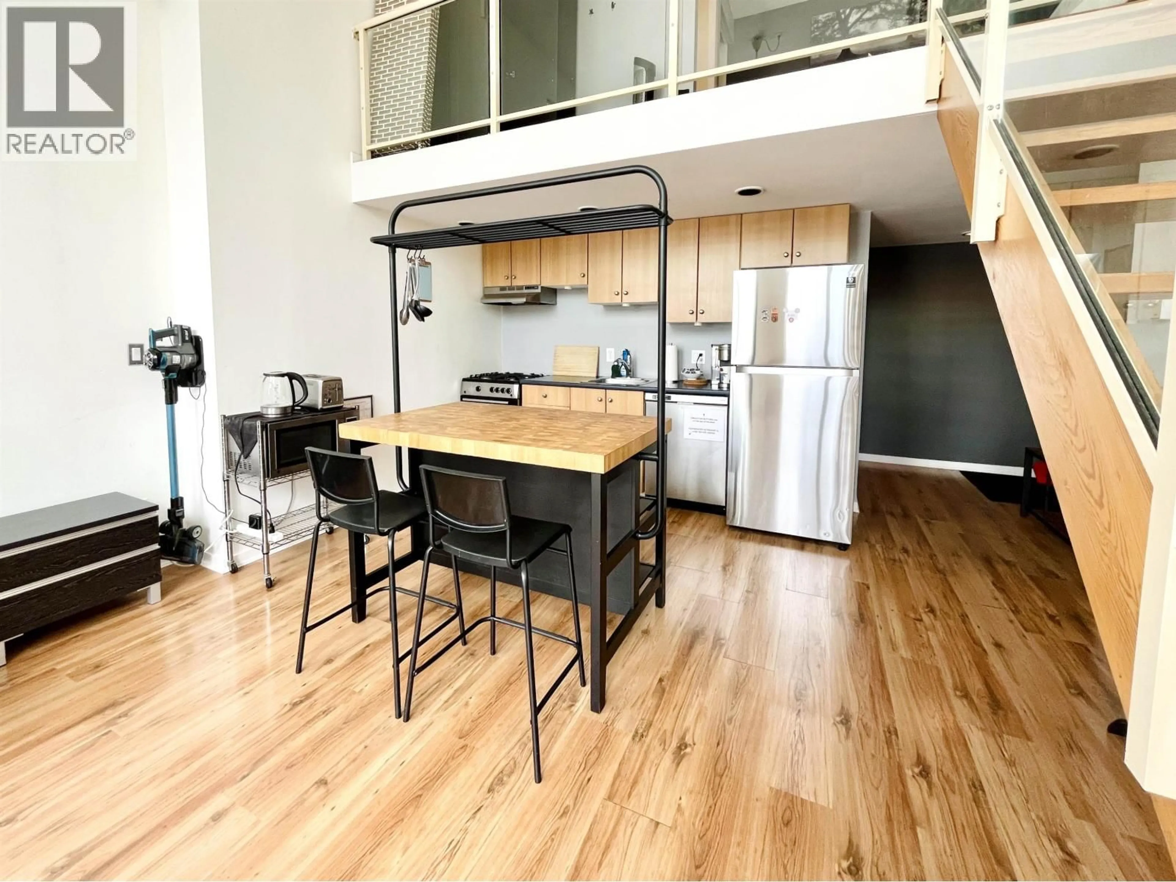 Open concept kitchen, wood/laminate floor for 403 - 933 SEYMOUR STREET, Vancouver British Columbia V6B6L6