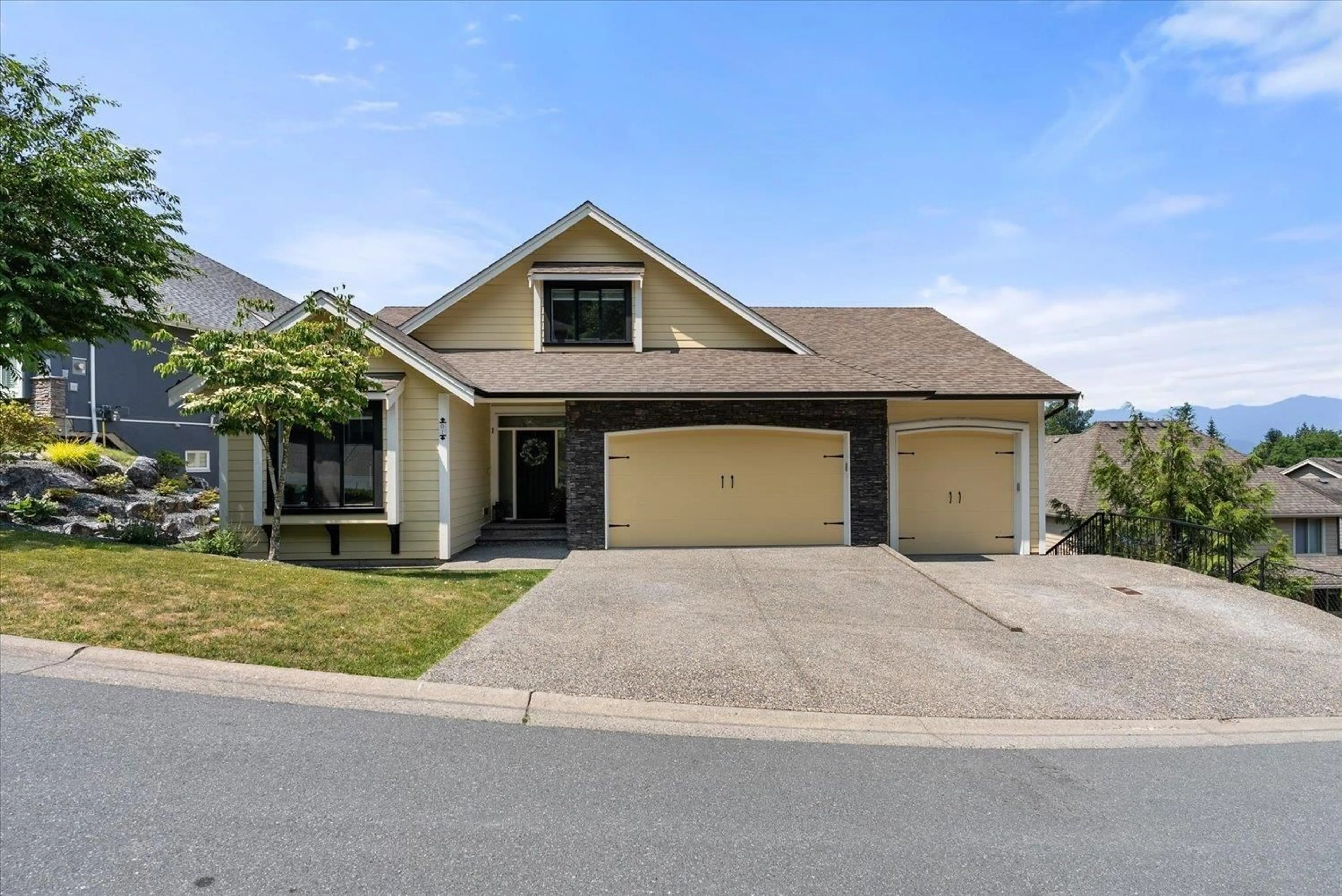 Home with vinyl exterior material, street for 1 - 50354 ADELAIDE PLACE, Chilliwack British Columbia V4Z0A1