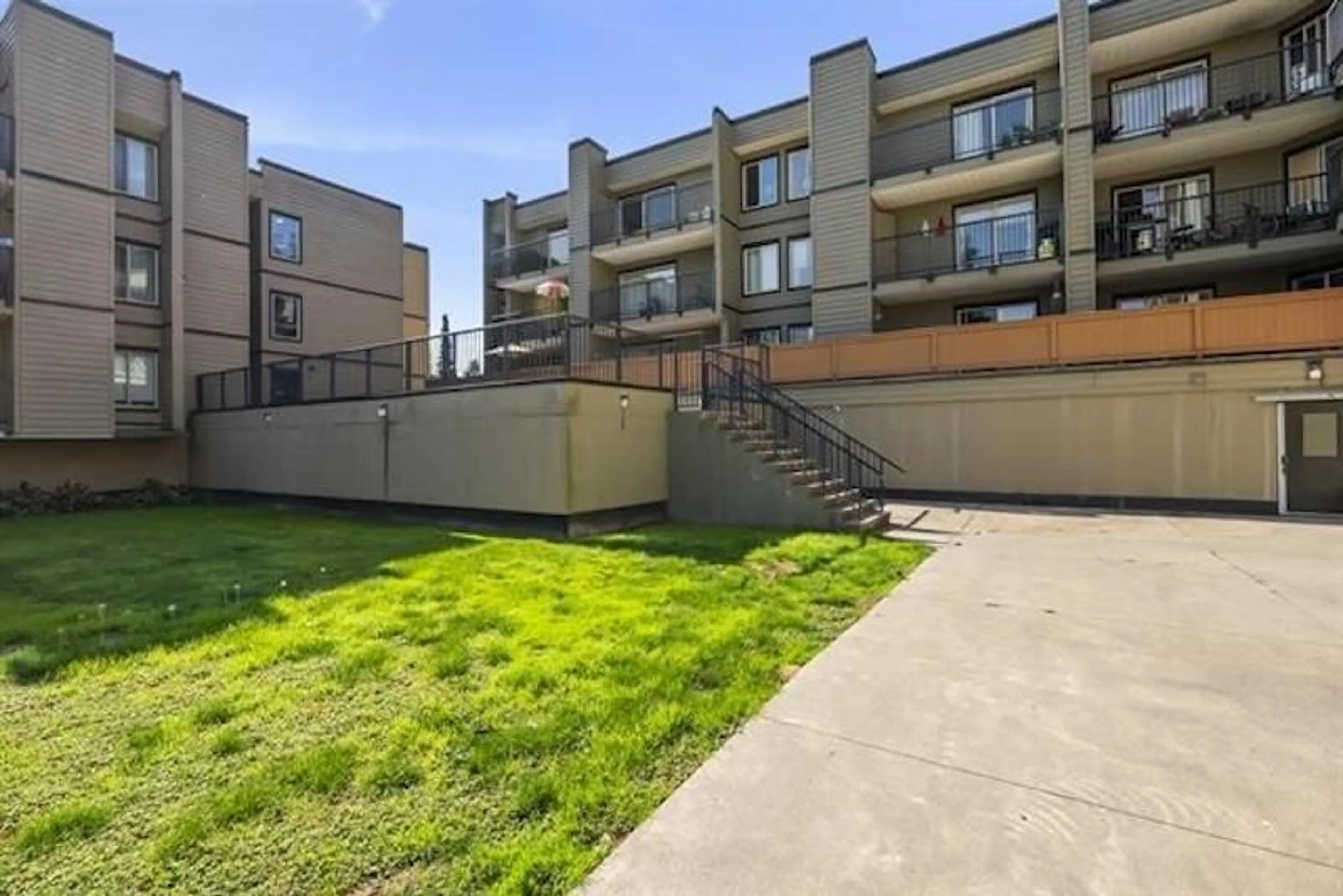 Patio, street for 315 - 10468 148 STREET, Surrey British Columbia V3R8T1