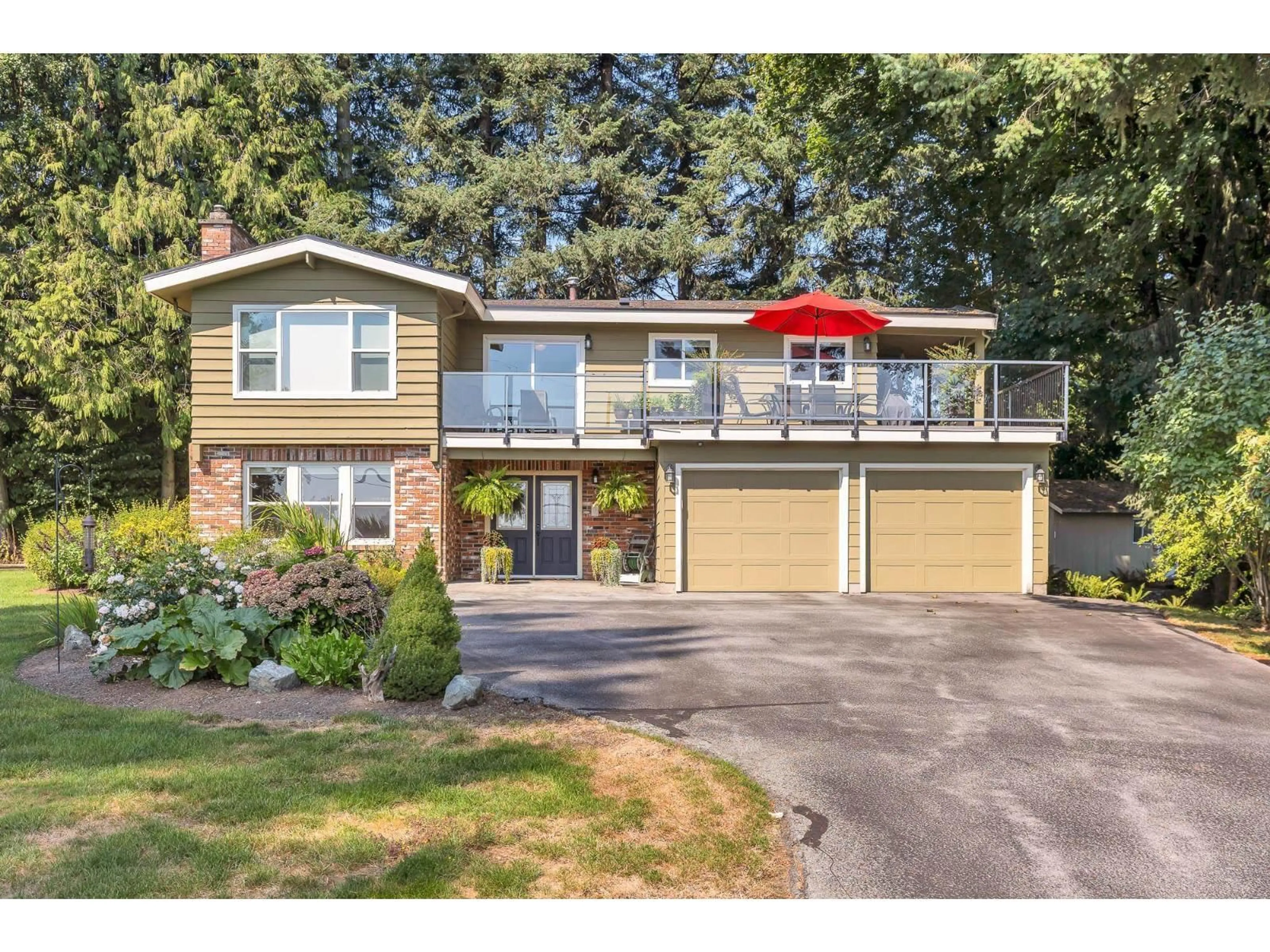 Home with vinyl exterior material, street for 29665 GLENGARRY AVENUE, Abbotsford British Columbia V4X1Z7