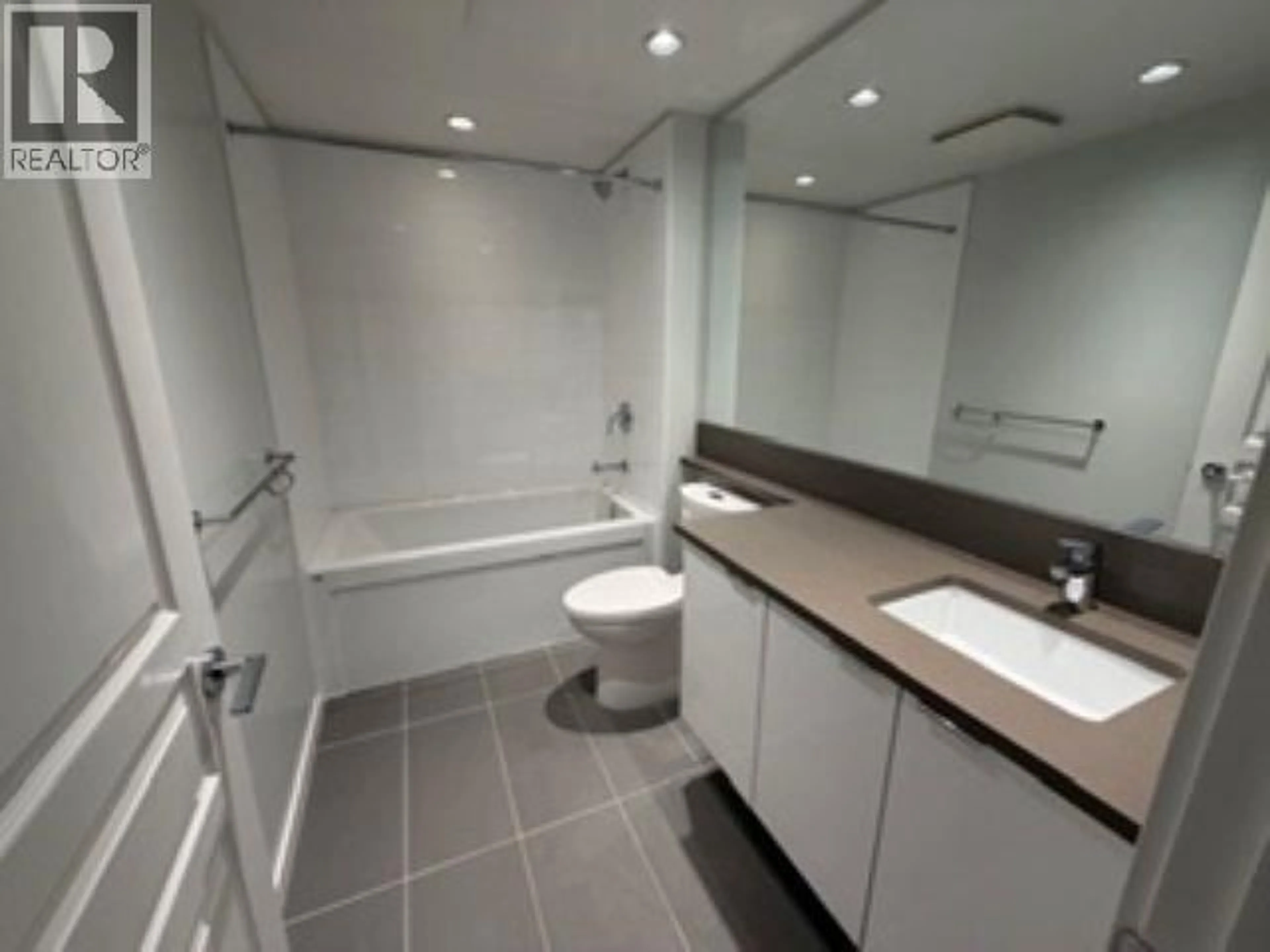 Standard bathroom, ceramic/tile floor for 2307 - 5883 BARKER AVENUE, Burnaby British Columbia V5H0G4
