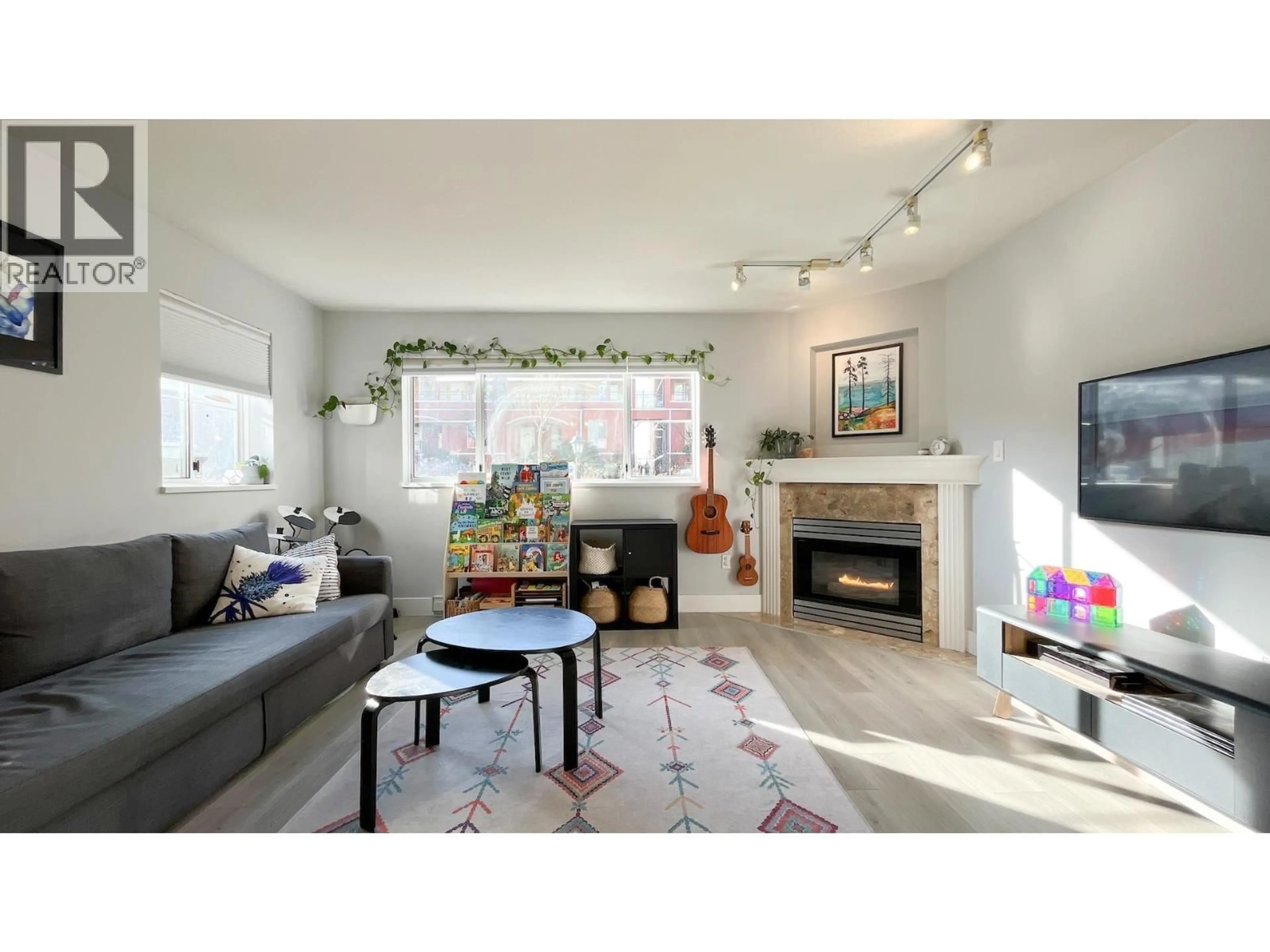 Living room with furniture, unknown for 128 - 3 RIALTO COURT, New Westminster British Columbia V3M6P2