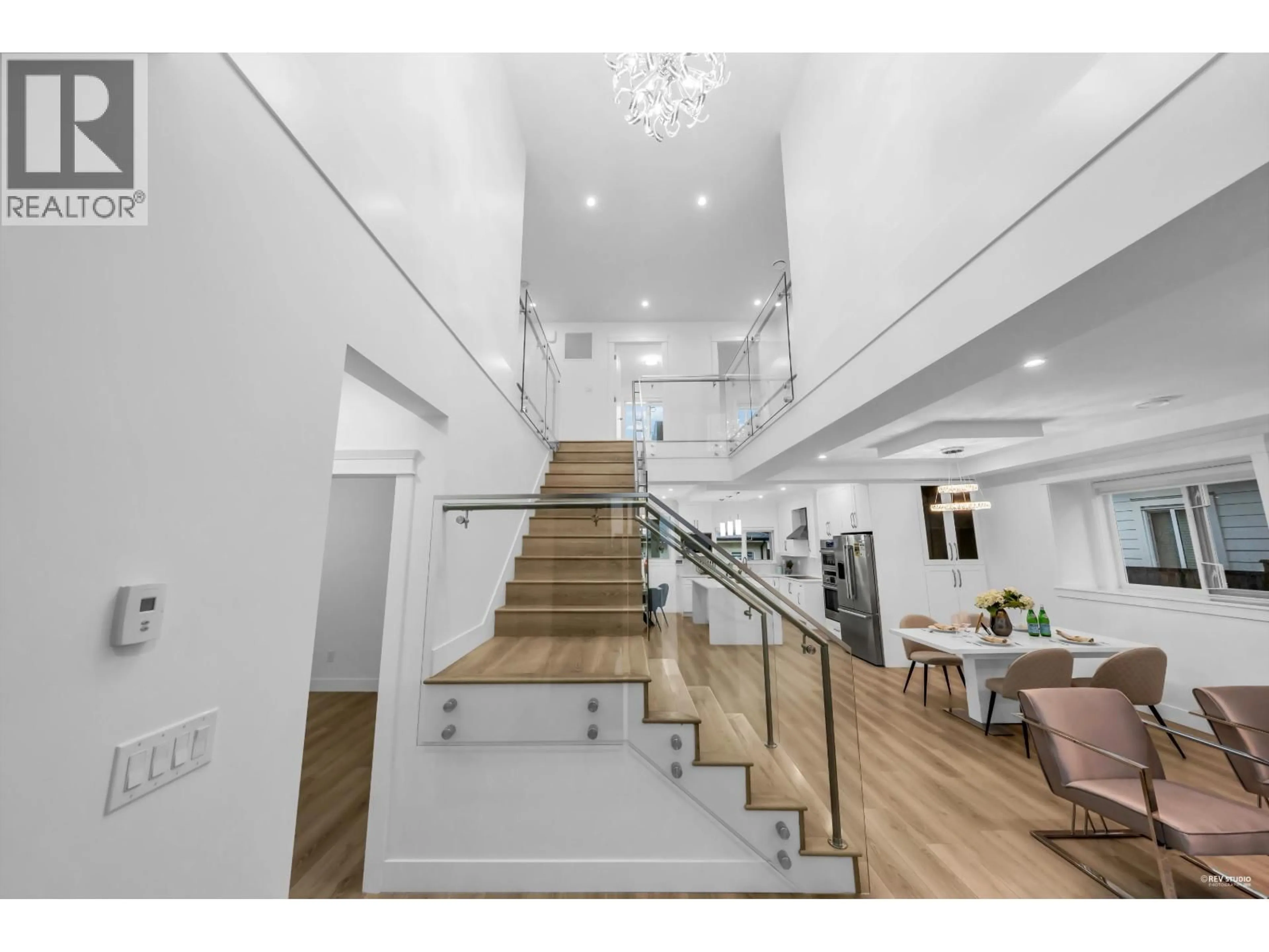 Indoor foyer for 4267 PARKER STREET, Burnaby British Columbia V5C3C4