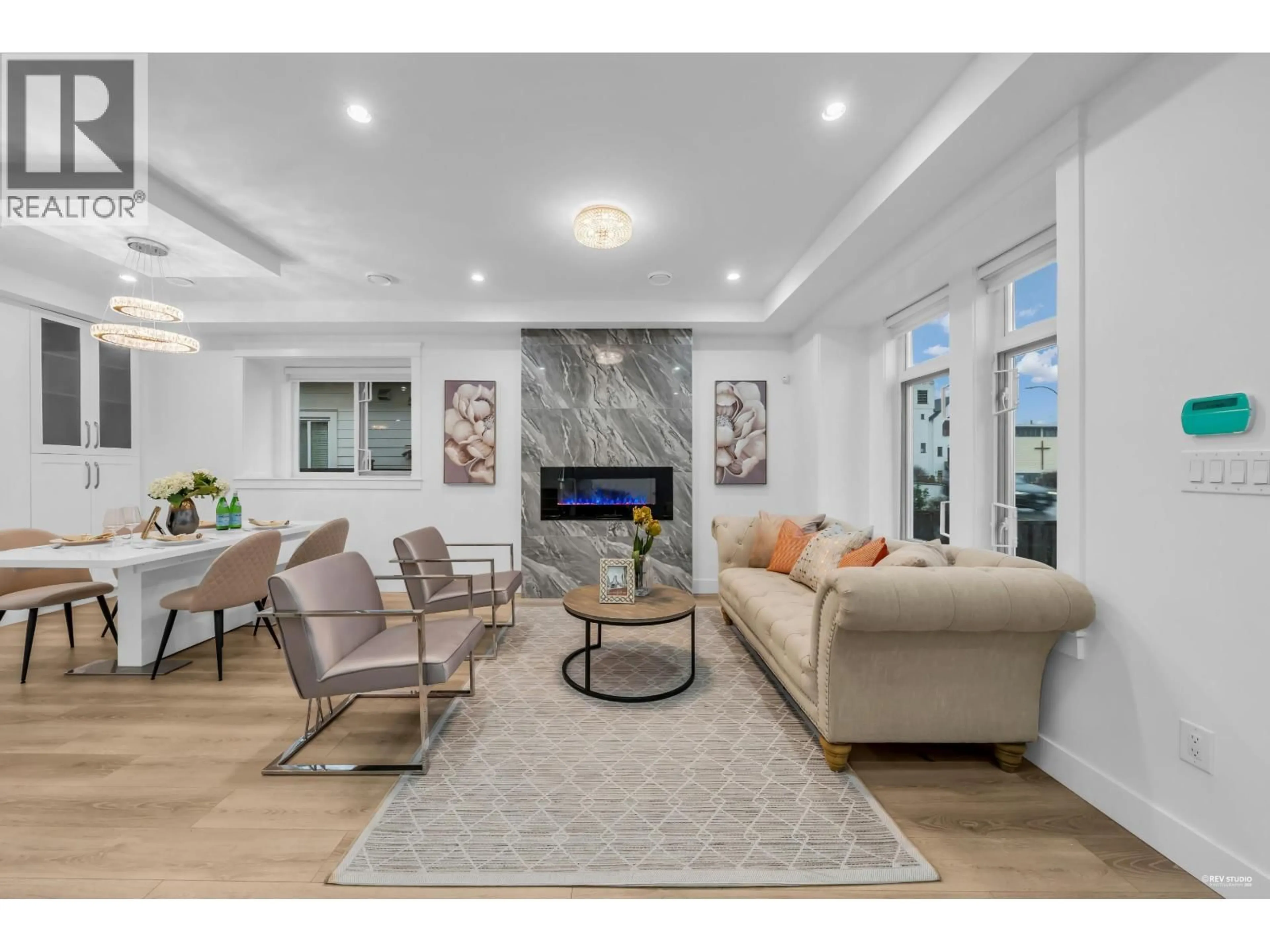 Living room with furniture, unknown for 4267 PARKER STREET, Burnaby British Columbia V5C3C4