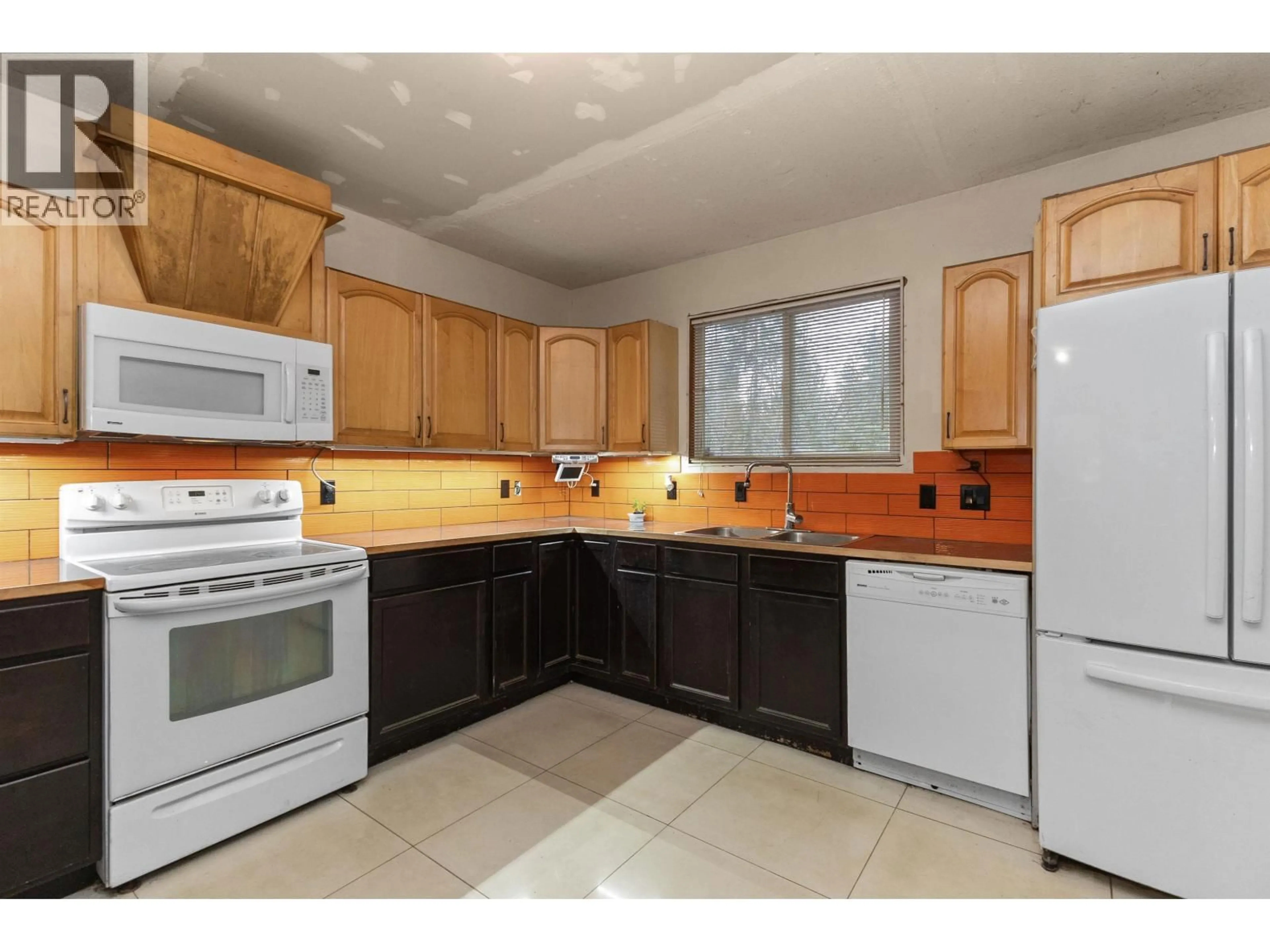 Standard kitchen, ceramic/tile floor for 26814 DEWDNEY TRUNK ROAD, Maple Ridge British Columbia V2W1N9