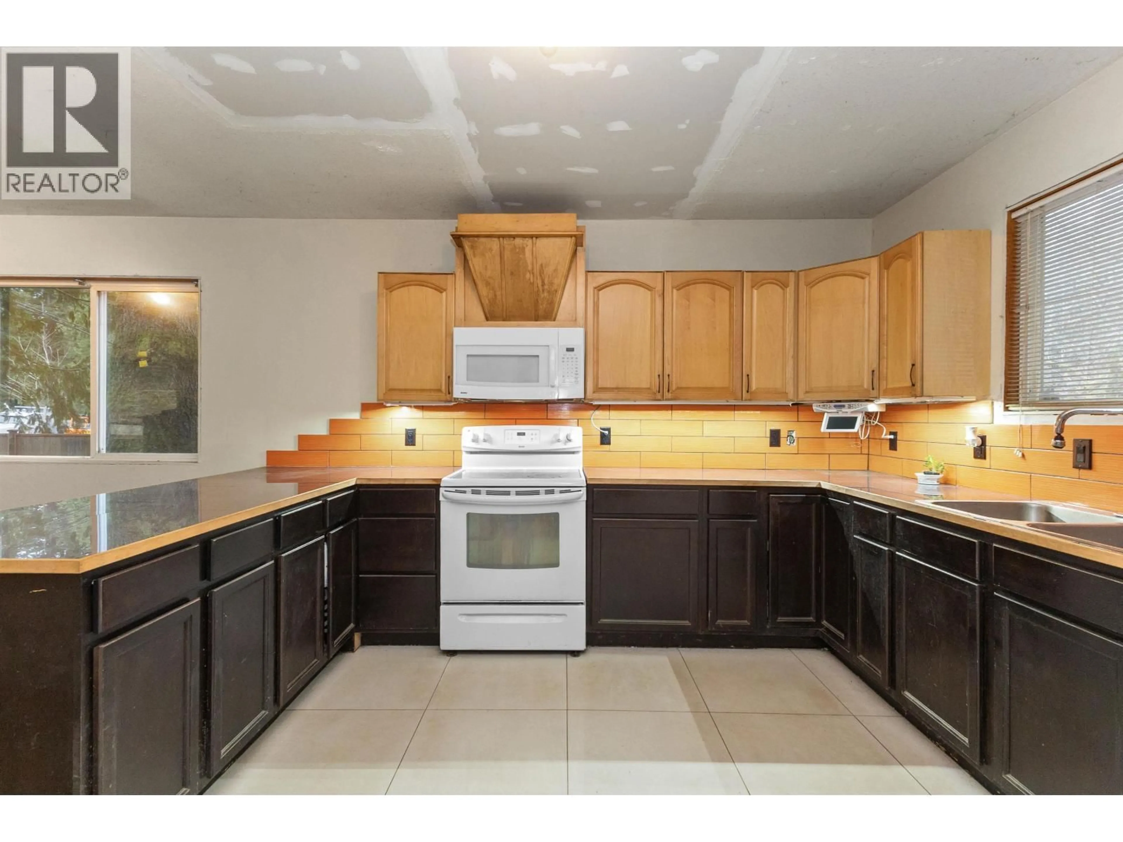 Standard kitchen, unknown for 26814 DEWDNEY TRUNK ROAD, Maple Ridge British Columbia V2W1N9