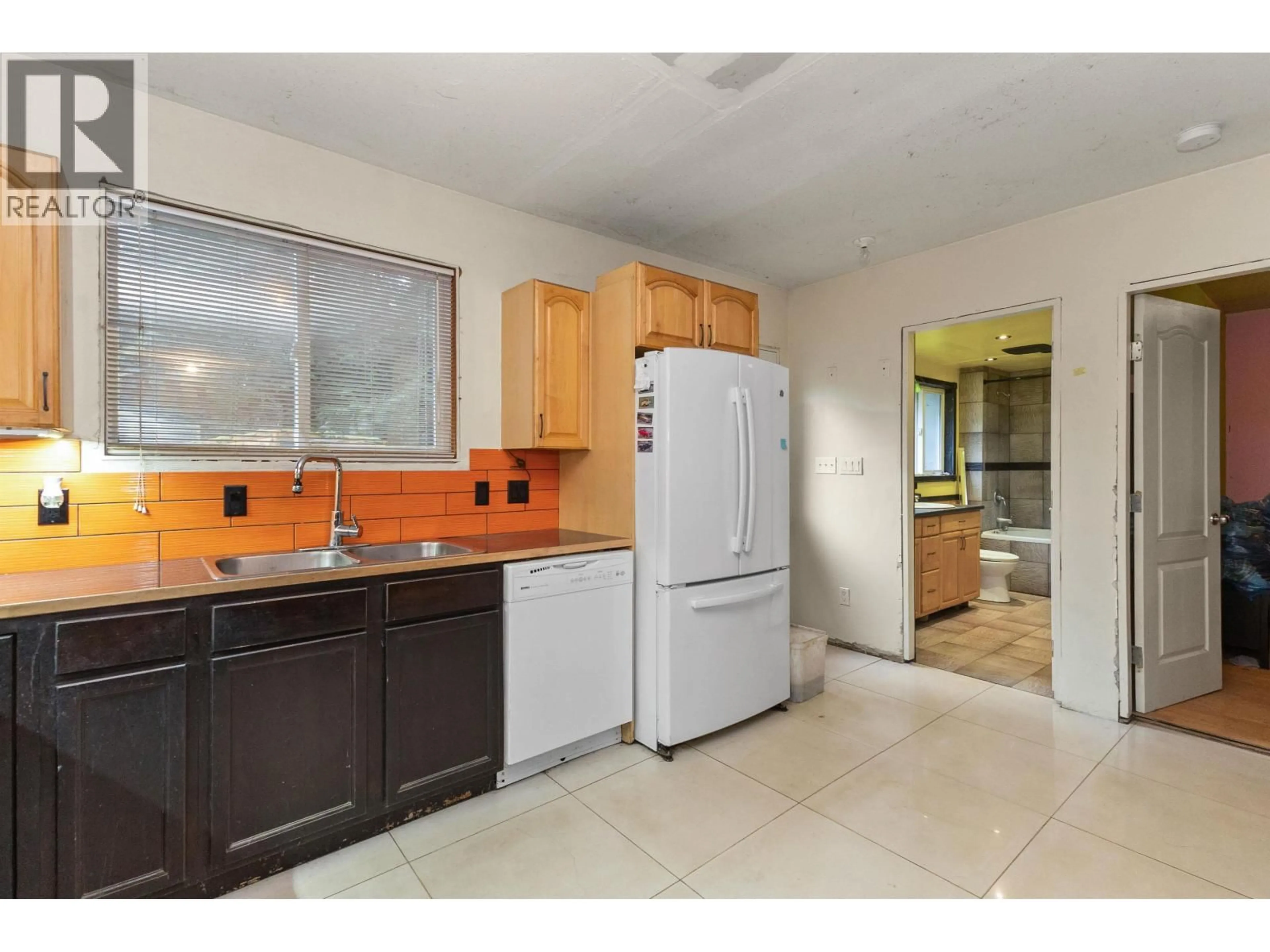 Standard kitchen, ceramic/tile floor for 26814 DEWDNEY TRUNK ROAD, Maple Ridge British Columbia V2W1N9