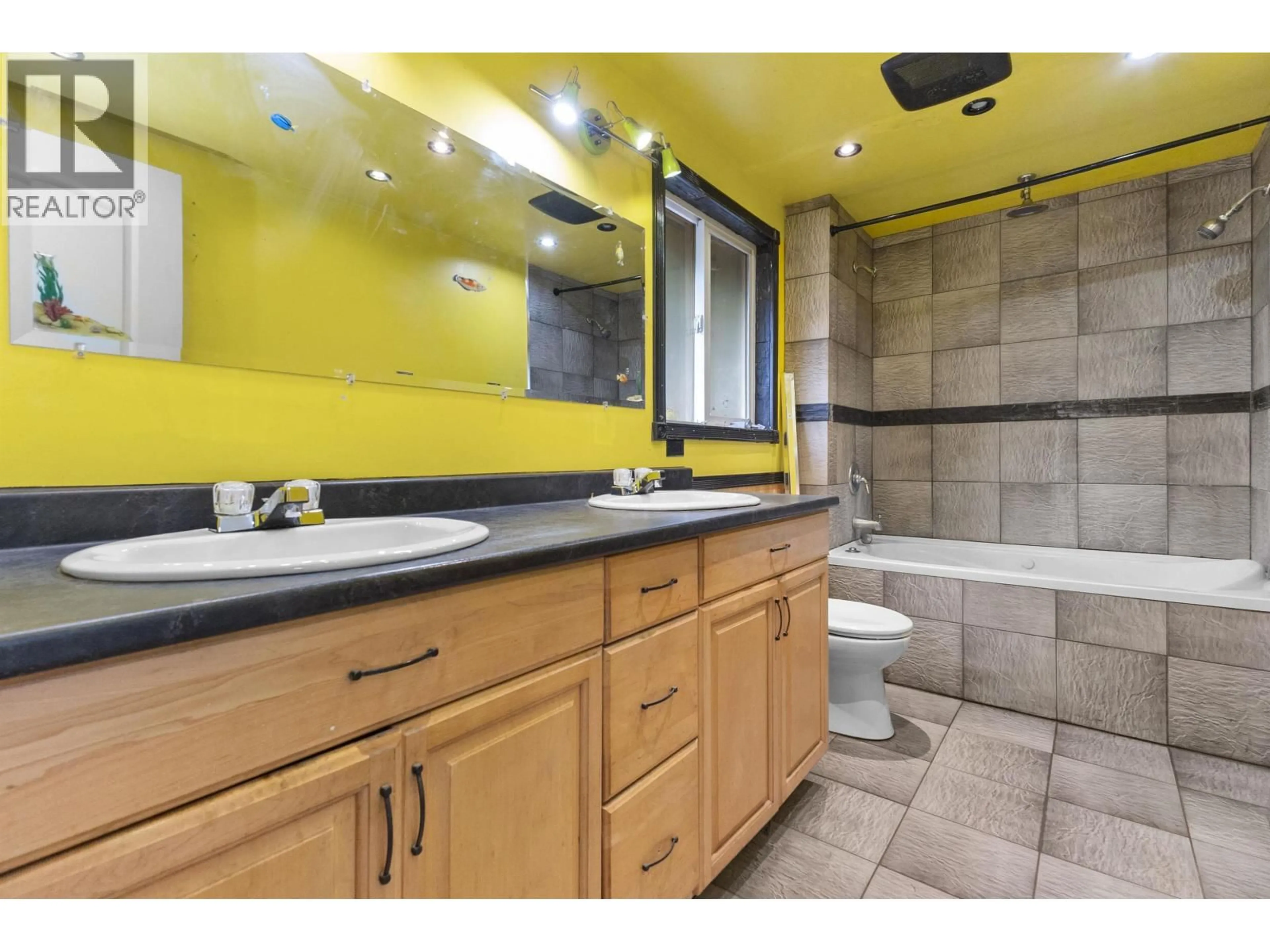 Standard bathroom, ceramic/tile floor for 26814 DEWDNEY TRUNK ROAD, Maple Ridge British Columbia V2W1N9