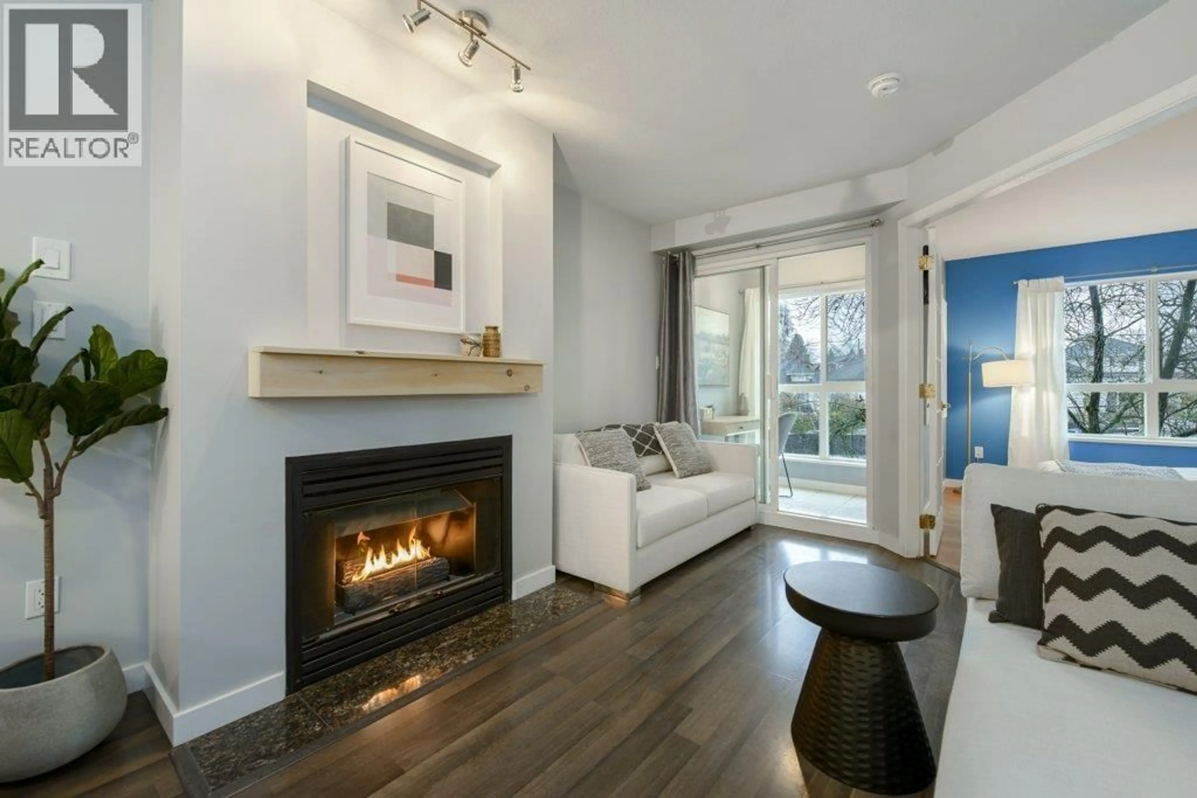 Living room with furniture, wood/laminate floor for 313 - 760 KINGSWAY, Vancouver British Columbia V5V3C1