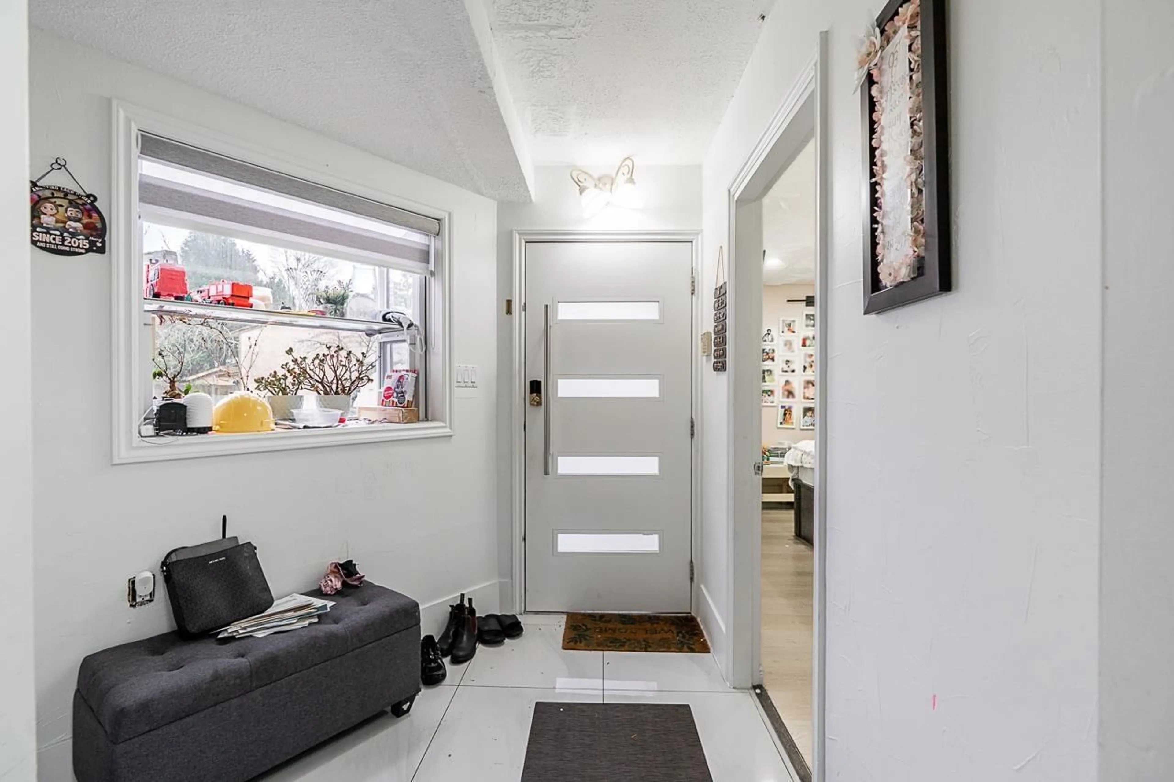 Indoor entryway for 12501 76A AVENUE, Surrey British Columbia V3W7W5