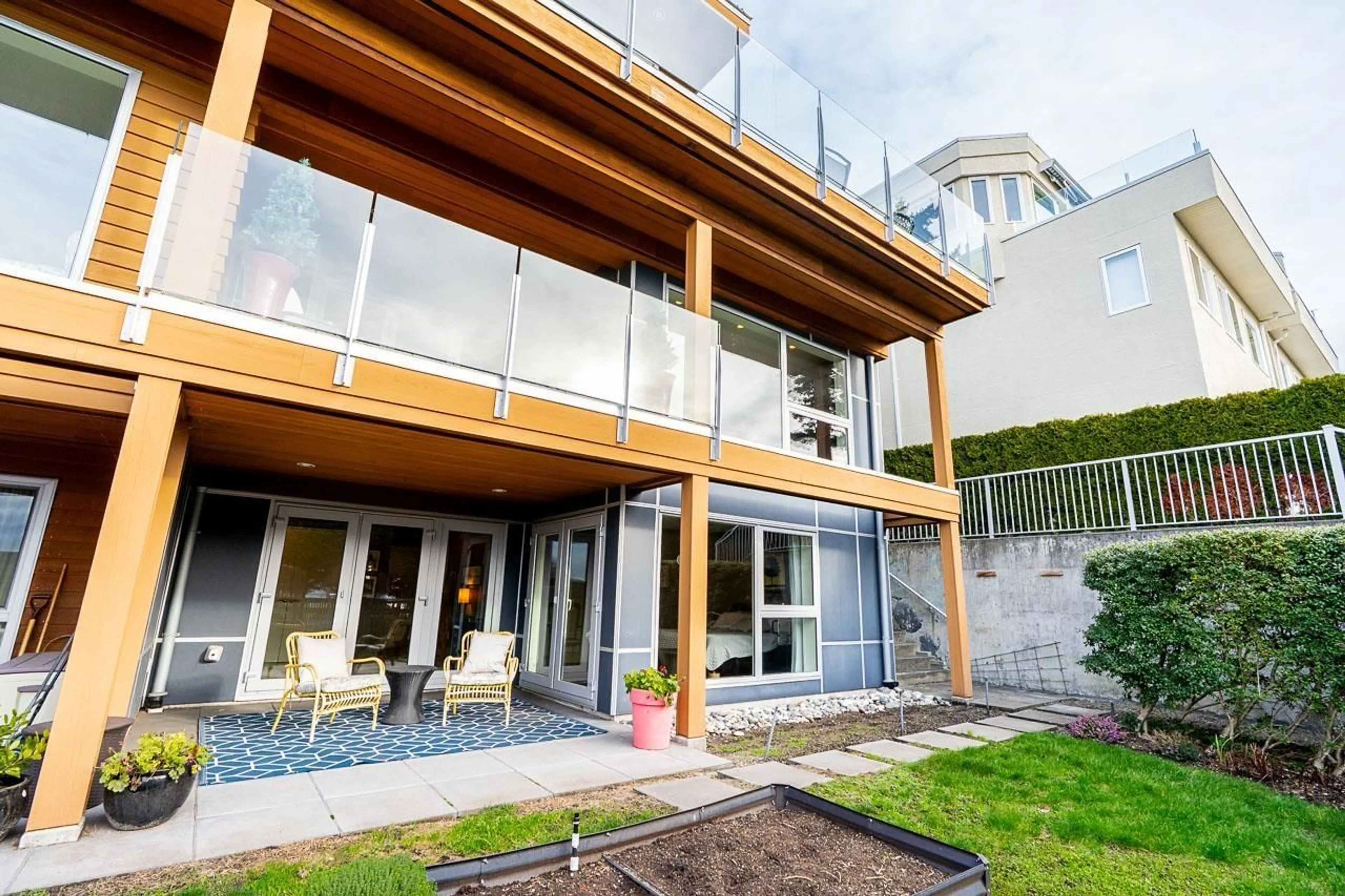 Patio, building for 14976 BEACHVIEW AVENUE, White Rock British Columbia V4B1P1