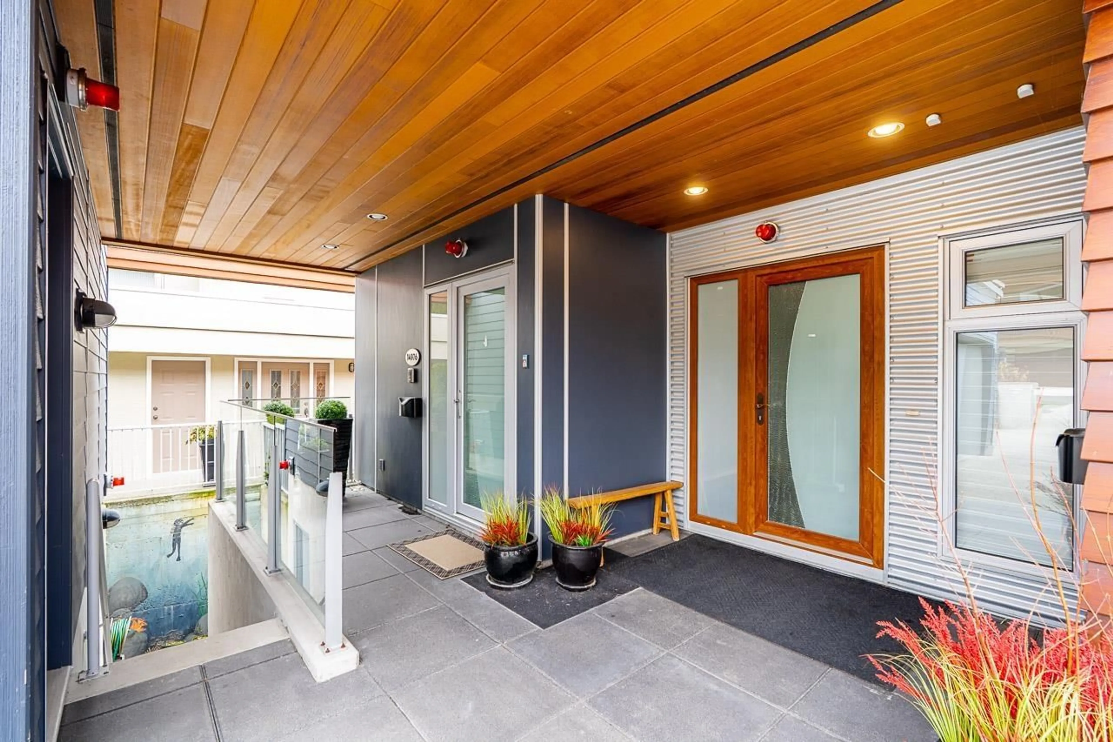 Indoor foyer for 14976 BEACHVIEW AVENUE, White Rock British Columbia V4B1P1