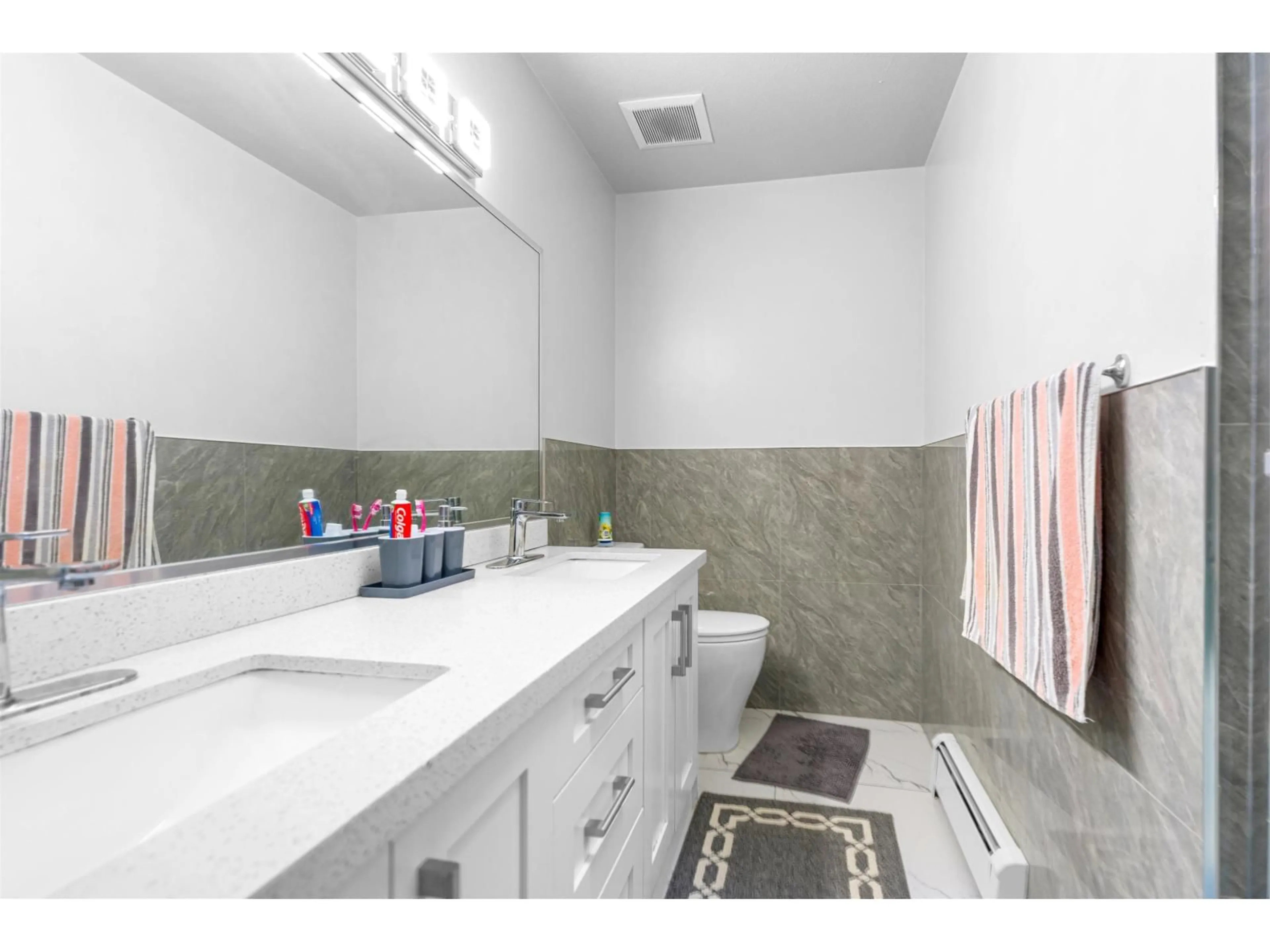 Standard bathroom, ceramic/tile floor for 7595 122A STREET, Surrey British Columbia V3W0K7