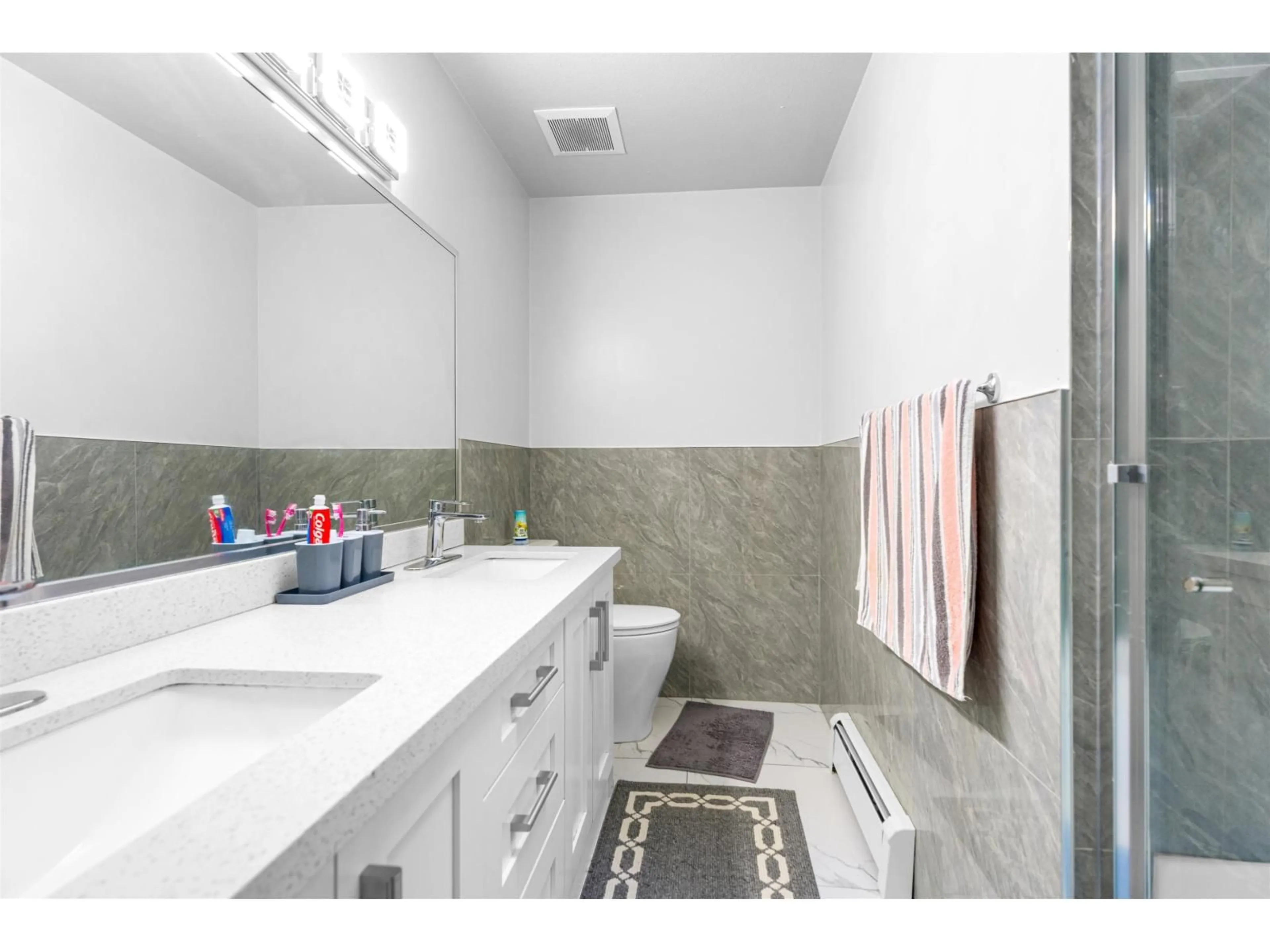 Standard bathroom, ceramic/tile floor for 7595 122A STREET, Surrey British Columbia V3W0K7