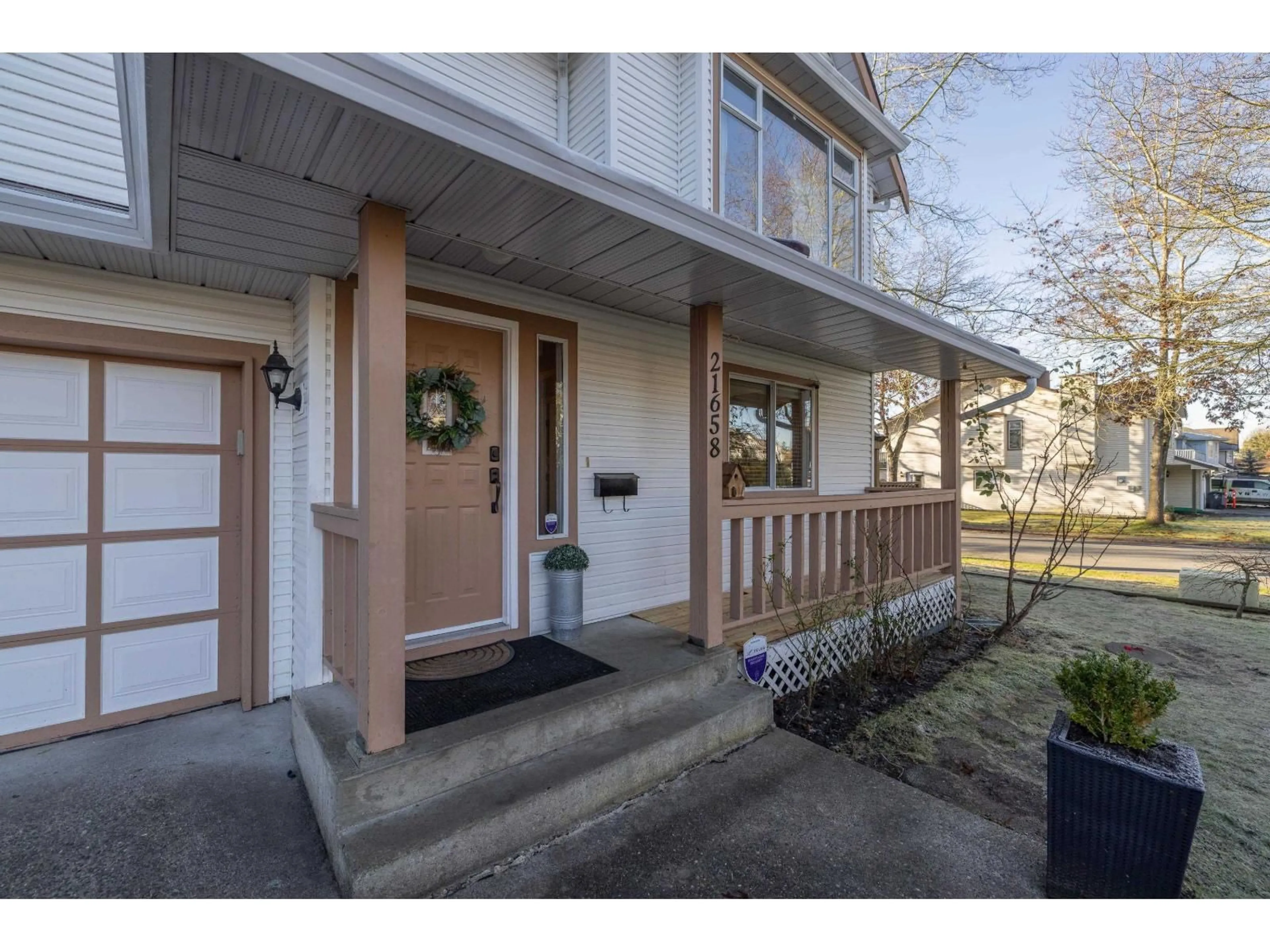 Indoor entryway for 21658 50B AVENUE, Langley British Columbia V3A8W8