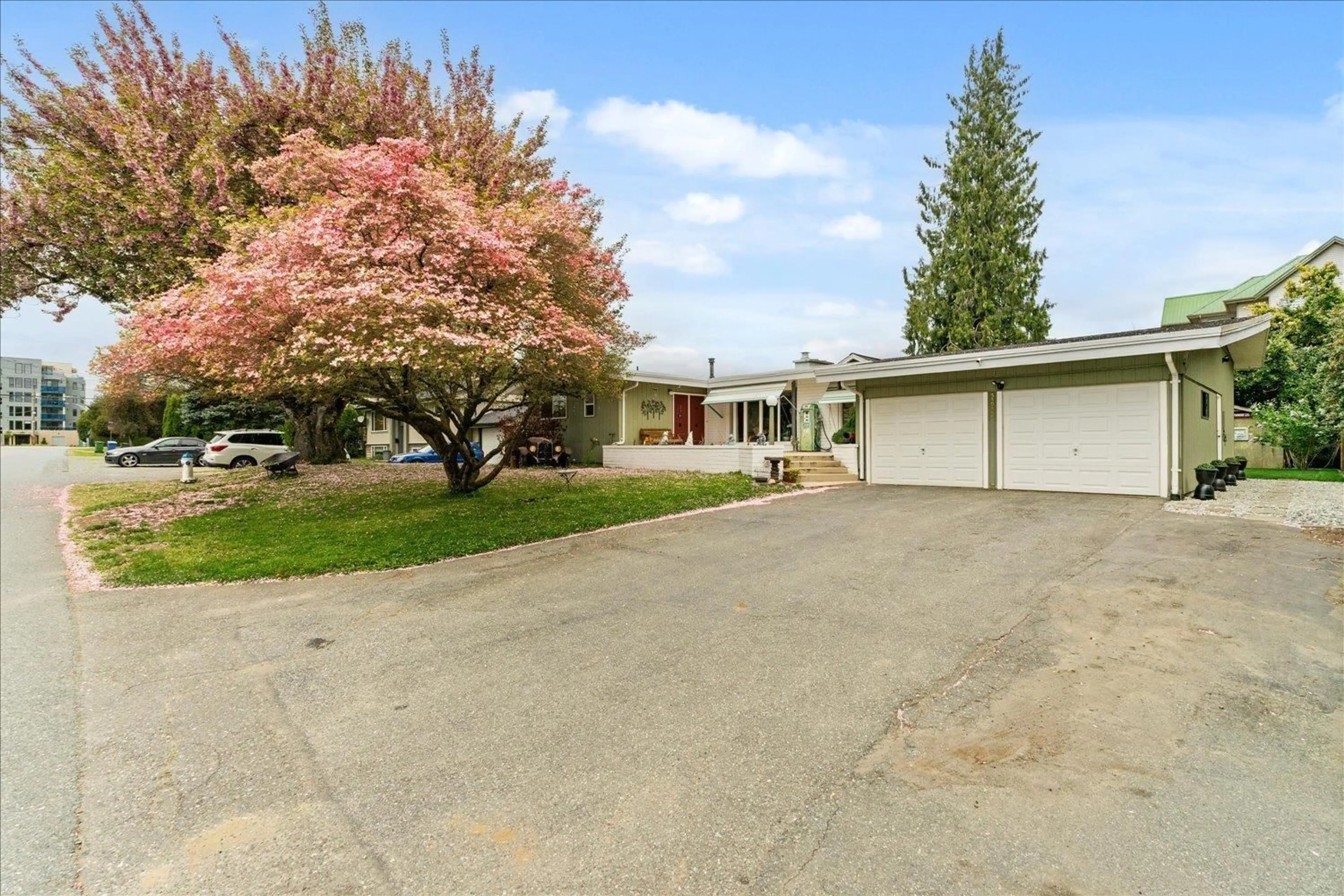 A pic from outside/outdoor area/front of a property/back of a property/a pic from drone, street for 33255 PLAXTON CRESCENT, Abbotsford British Columbia V2S1V8
