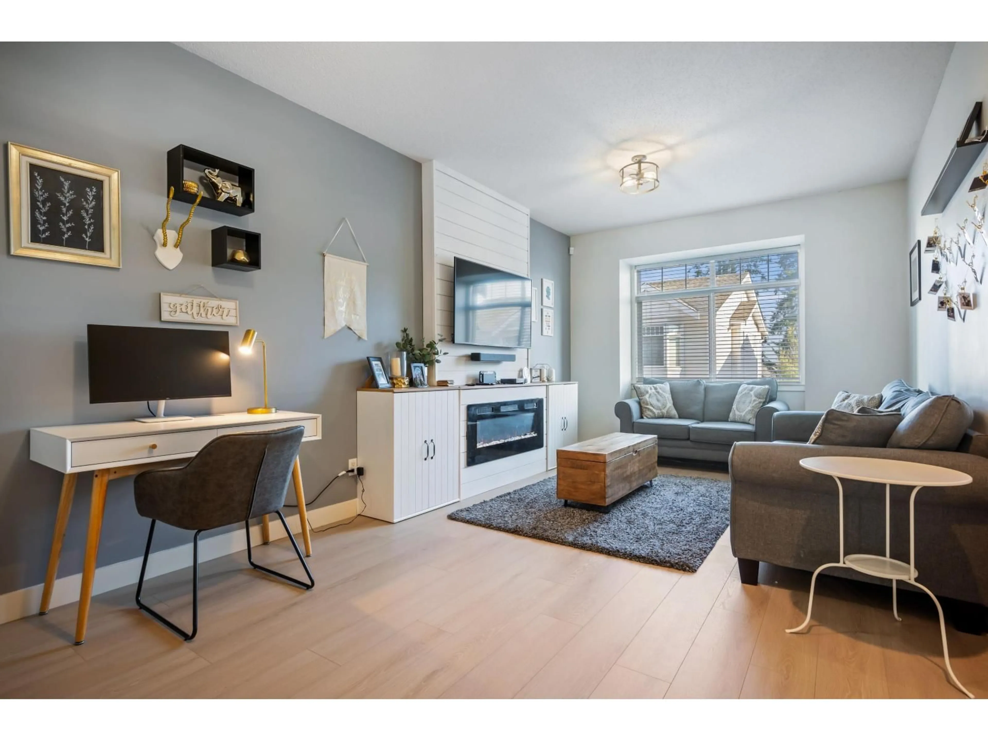 Living room with furniture, wood/laminate floor for 39 - 19551 66 AVENUE, Surrey British Columbia V4N0Z5